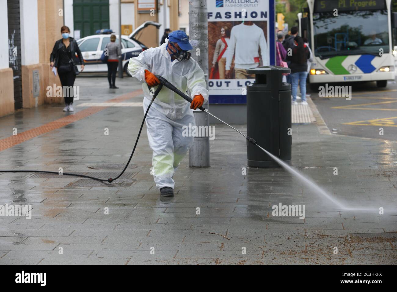 Un ouvrier de nettoyage désinfecte les rues avec du Blea comme une quarantaine est mise après l'épidémie de coronavirus (COVID-19) dans l'île touristique de Majorque Banque D'Images