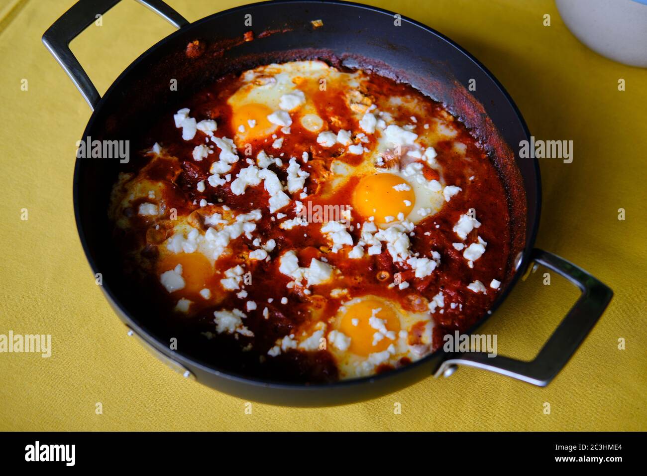 Shakshuka dans une poêle. Oeufs pochés au Spicy Tomato sauce au piment. Banque D'Images