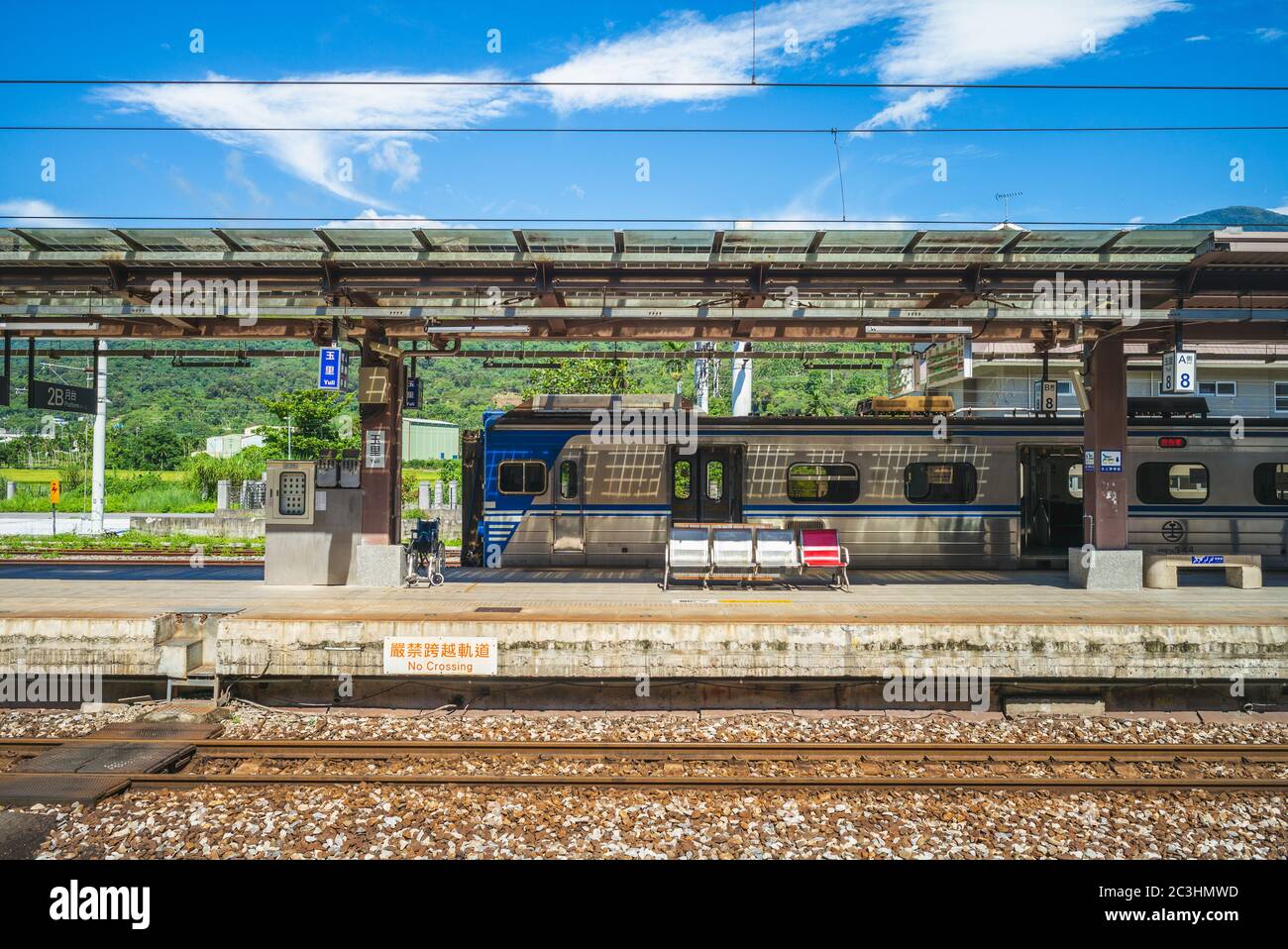 Yuli, Taïwan - 30 mai 2020 : train à la plate-forme de la gare de Yuli, une gare située sur la ligne Taitung et est exploitée par Taiwan Ra Banque D'Images