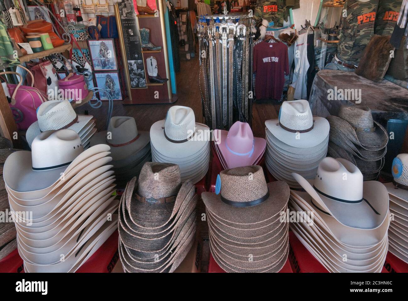 Exposition dans un magasin de chapeau de cowboy sur main Street à Fredericksburg, Texas, États-Unis Banque D'Images