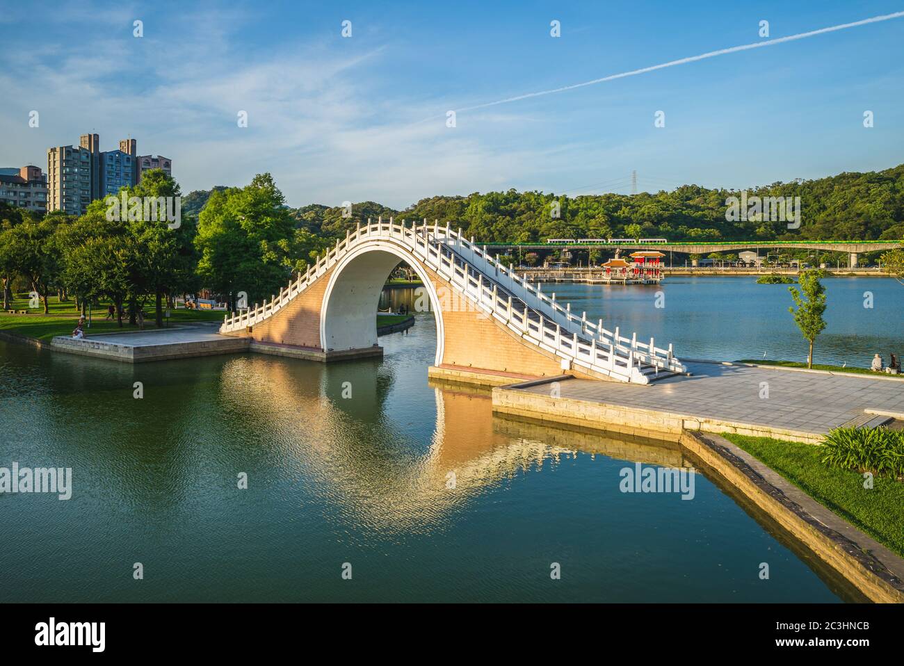 Pont Jindai du parc Dahu à Taipei, Taïwan Photo Stock - Alamy