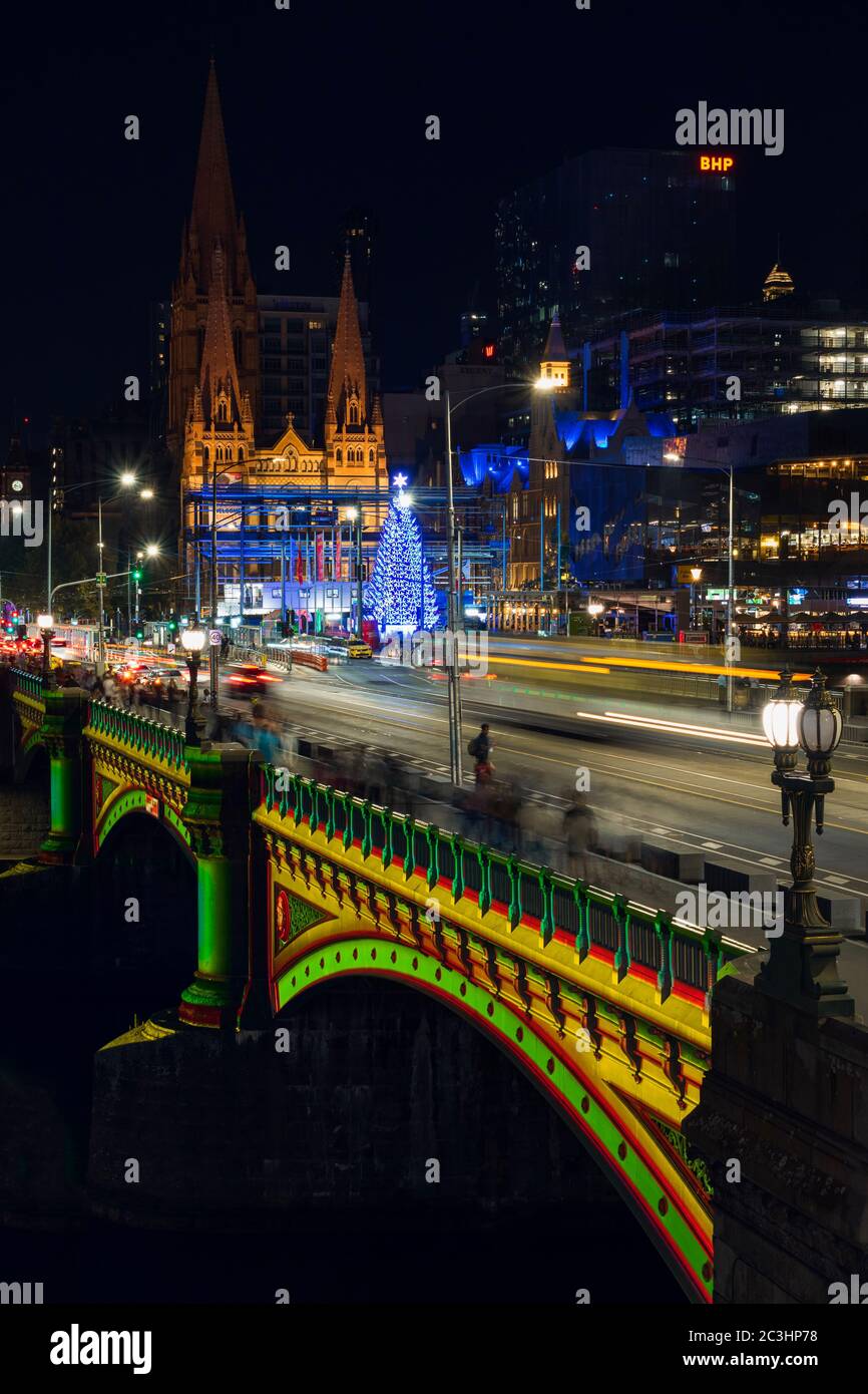 MELBOURNE, AUSTRALIE - 8 décembre 2019 - longue exposition d'un Noël sur un pont de Princes Bridge à Melbourne, Banque D'Images