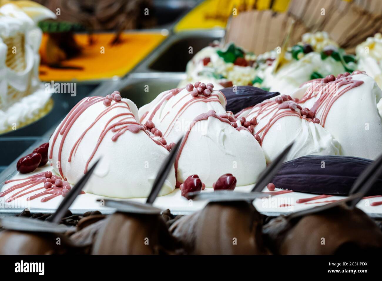 Crème glacée à la fraise dans un présentoir avec différents bacs à crème glacée Banque D'Images