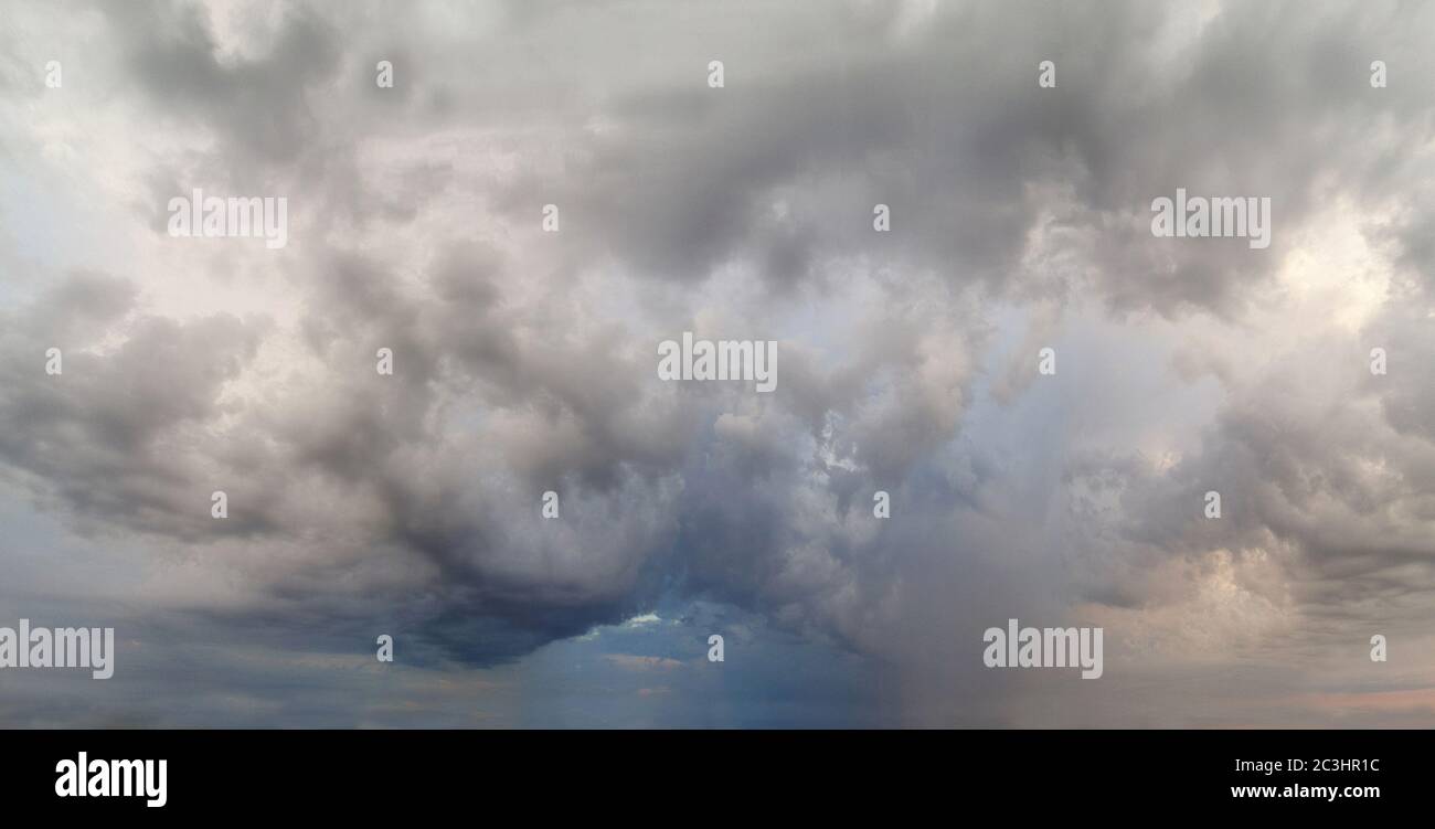 Nuages sombres dans le ciel. Cloudscape. Banque D'Images