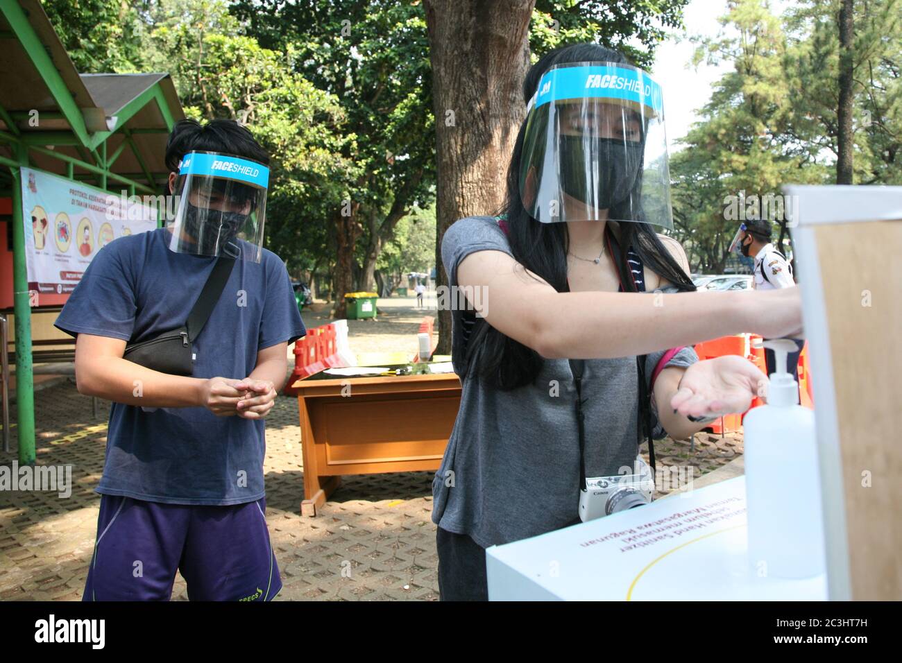 Les visiteurs portant un masque portent des désinfectants pour les mains avant d'entrer dans la réserve d'animaux de Ragunan, Jakarta, le samedi 20 juin 2020. Un certain nombre d'aires de loisirs et de zoos dans la capitale de Jakarta ont été rouverts pour les visiteurs au cours de la troisième semaine de la phase d'ouverture de la première phase des nouvelles restrictions sociales à grande échelle normales ou transitoires (PSBB). Mais la réserve naturelle de Ragunan limite le nombre de visiteurs à 1000 personnes par jour, avec la mise en œuvre de protocoles de santé stricts. (Photo de Kuncoro Widyo Rumpoko/Pacific Press) Banque D'Images