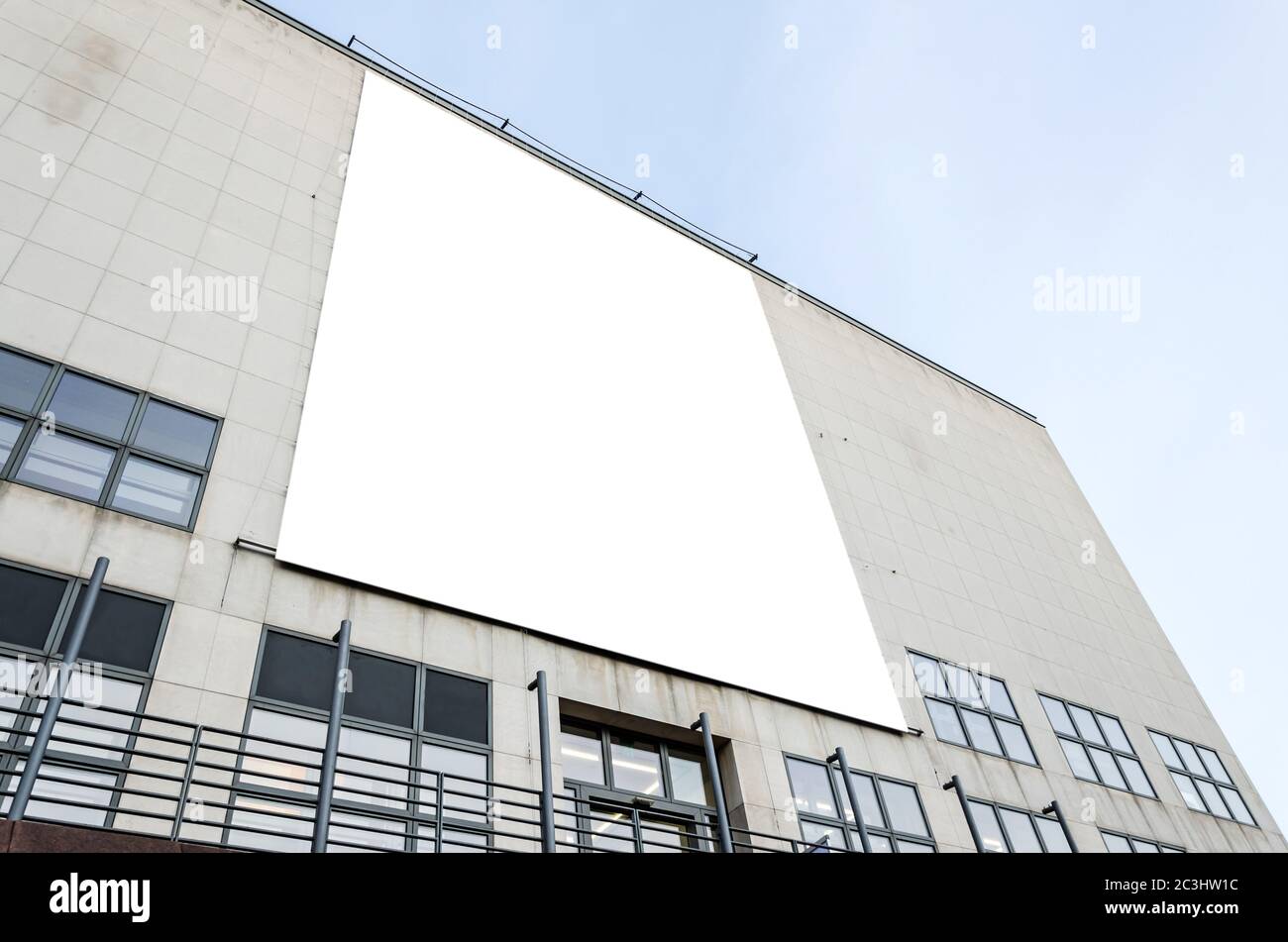 Grand panneau d'affichage vierge dans un bâtiment moderne Banque D'Images