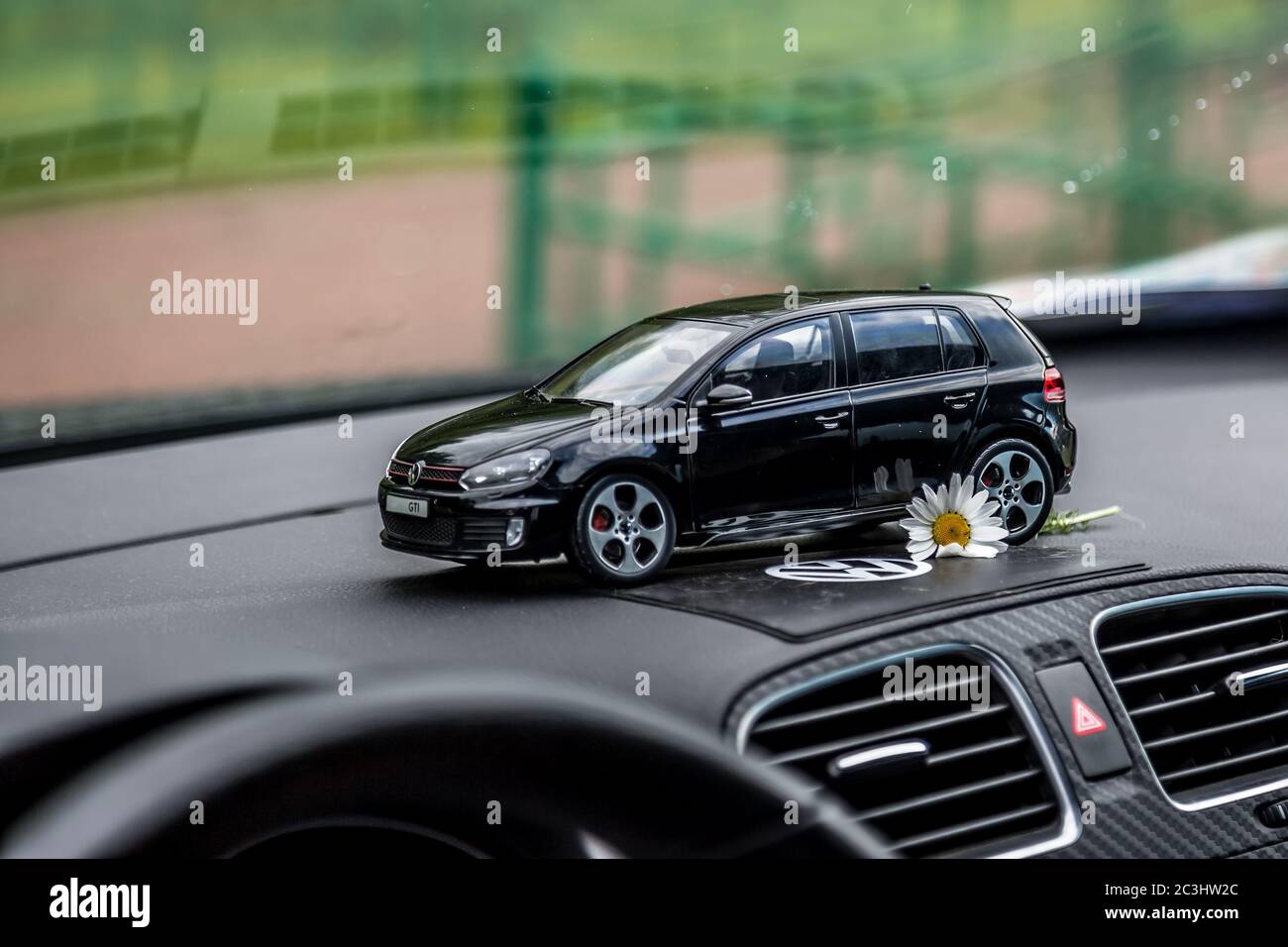 Moscou. Automne 2018. La voiture-jouet noire reste sur le tableau de bord  de la même voiture réelle. Volkswagen golf 6, logo mat vw Photo Stock -  Alamy