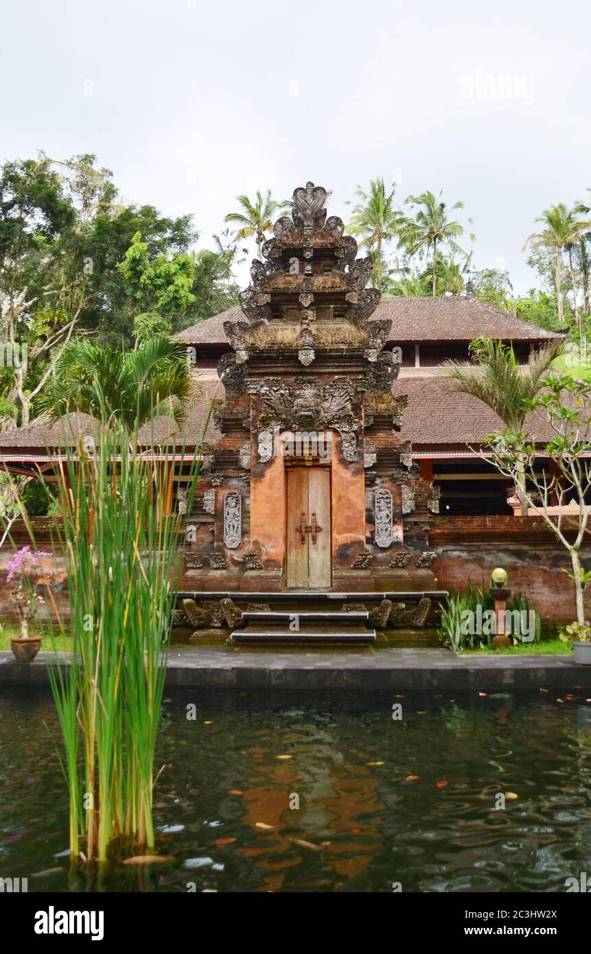 Porte du temple de Bali - Pura Tirta Empul. L'eau de source Sainte dans le pura du temple Tirtha Empul à Tampak, l'un des temples les plus importants de Bali, l'Indonésie Banque D'Images