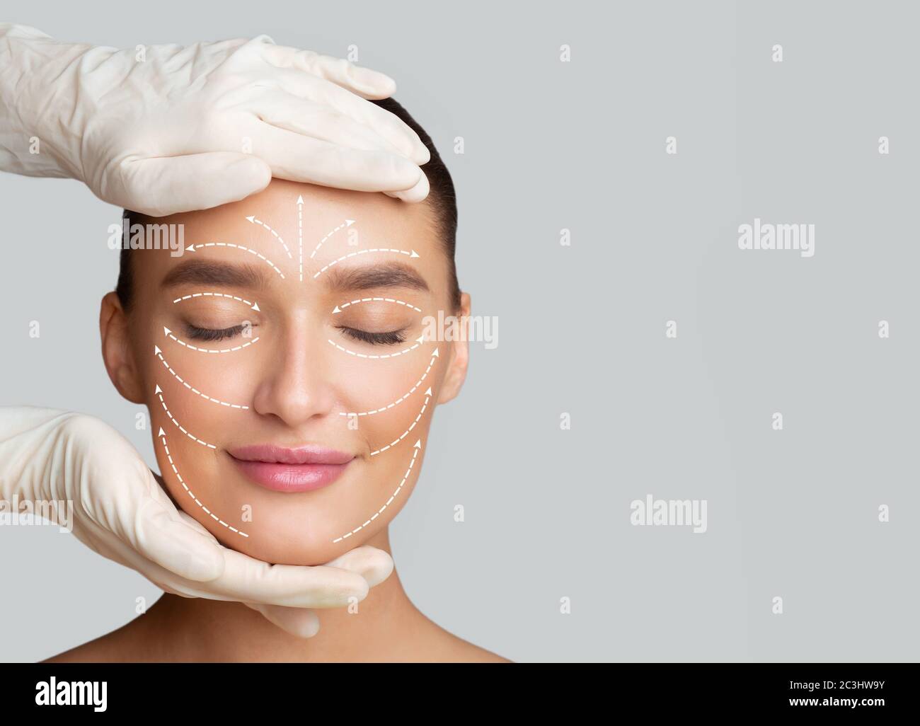 Femme calme recevant un massage du visage de la part du cosmetologiste Banque D'Images