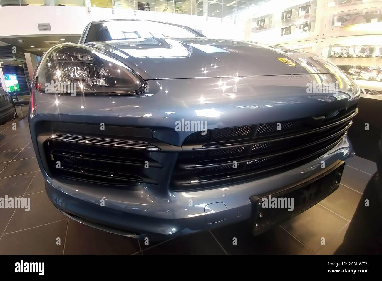 Moscou, Russie - 01 juin 2019 : calandre, capot et phares d'un vus Porsche Cayenne 2019. La voiture est dans le hall d'exposition. Banque D'Images