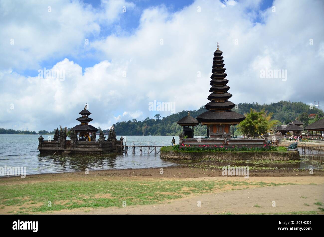 Pura Ulun Danu Beratan est situé sur les rives du lac Beratan à Bali, en Indonésie. Construit en 1663, il s'agit d'un temple hindou majeur de Shivaïte. Banque D'Images