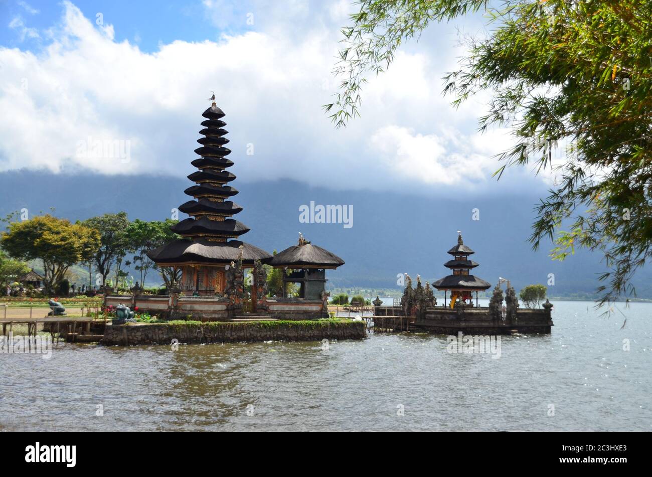 Pura Ulun Danu Beratan est situé sur les rives du lac Beratan à Bali, en Indonésie. Construit en 1663, il s'agit d'un temple hindou majeur de Shivaïte. Banque D'Images