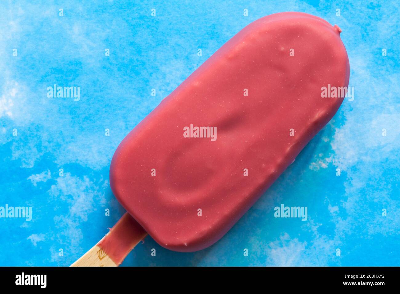 Magnum Collection Ruby nouvelle expérience chocolat à base de crème glacée à la crème glacée aux haricots rouges sur fond bleu à motifs - Royaume-Uni Banque D'Images