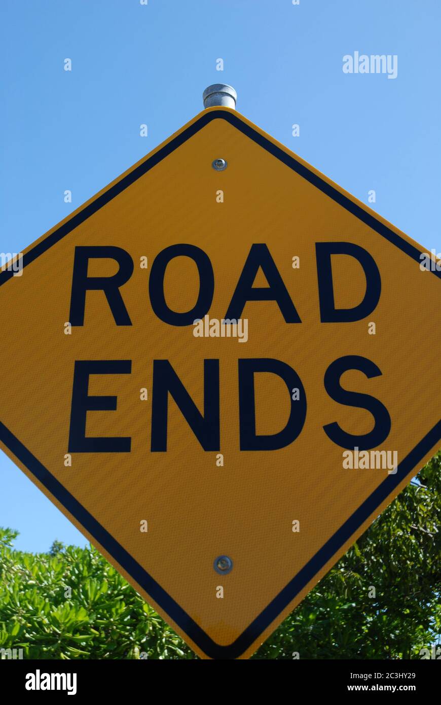 Panneau jaune avec les mots Road ends, île Magnetci Queensland, Australie Banque D'Images