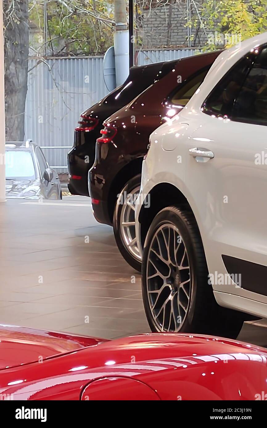 Moscou. Automne 2018. Trois voitures Porsche Macan dans une salle d'exposition de concession. Blanc, marron et noir Banque D'Images