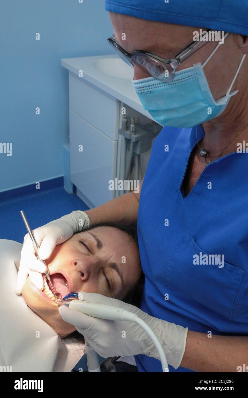 NETTOYAGE DES DENTS Banque D'Images