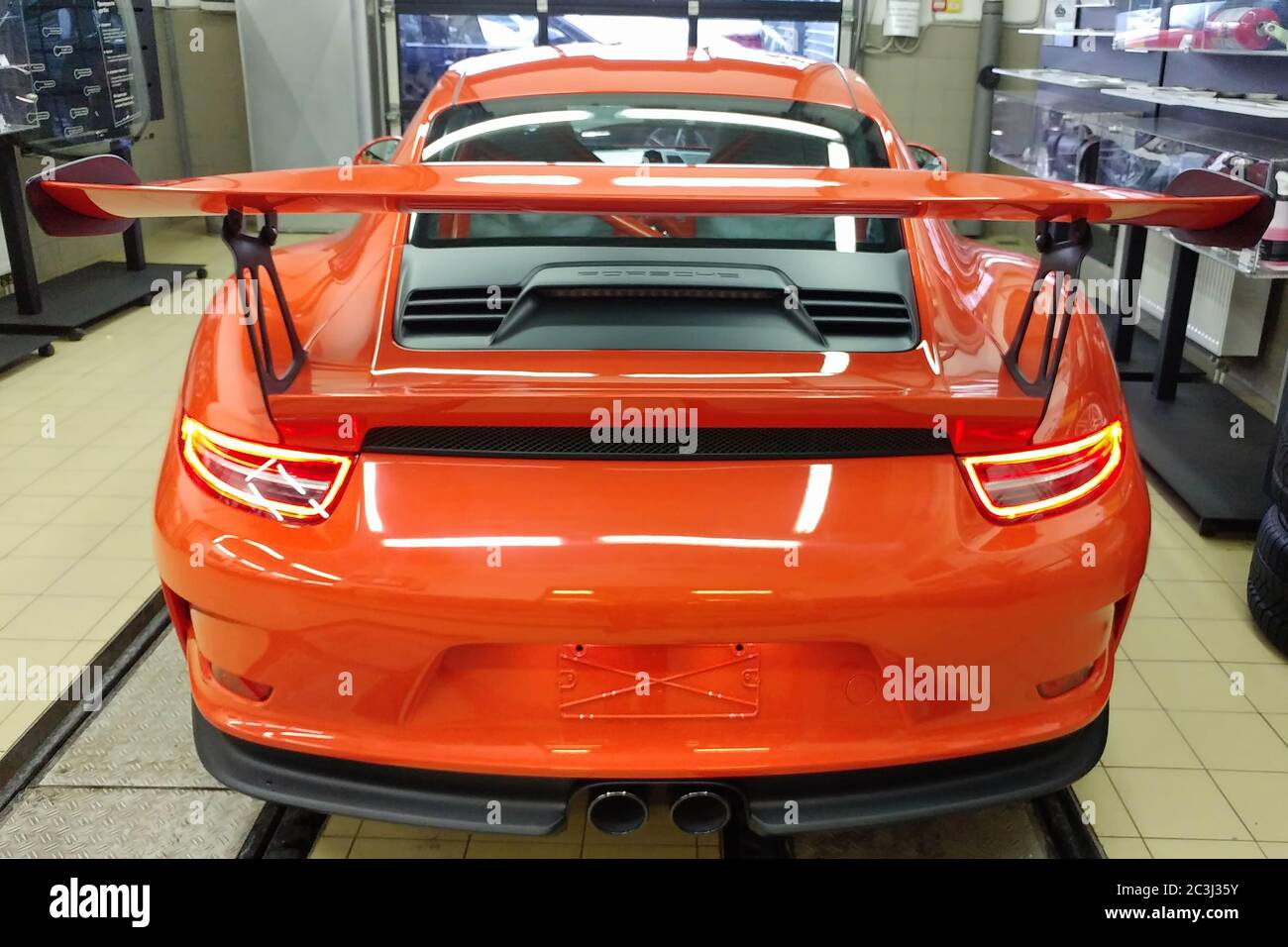 Moscou. Février 2019. Vue arrière d'une nouvelle Porsche 911 GT3 RS orange métallisé dans une boîte de maintenance interactive de la concession. Espace public ouvert du centre de service Banque D'Images