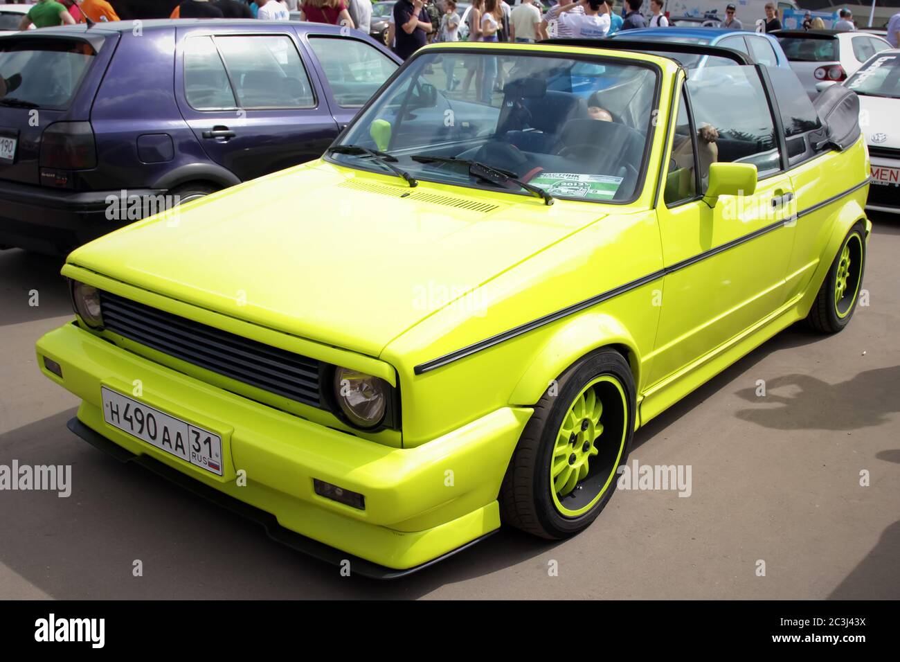 Moscou. Russie - 20 mai 2019: Syntonisé Classic Volkswagen Golf mk 1 convertible en couleur lime garée dans la rue. Banque D'Images