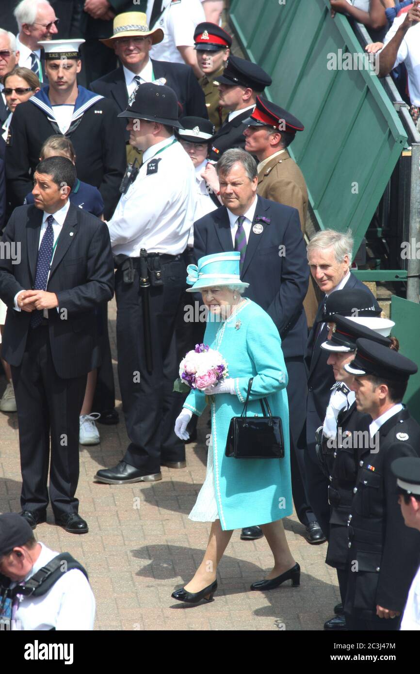 La reine Elizabeth II est bordée de spectateurs lorsqu'elle visite Wimbledon pour la première fois en 33 ans. Banque D'Images