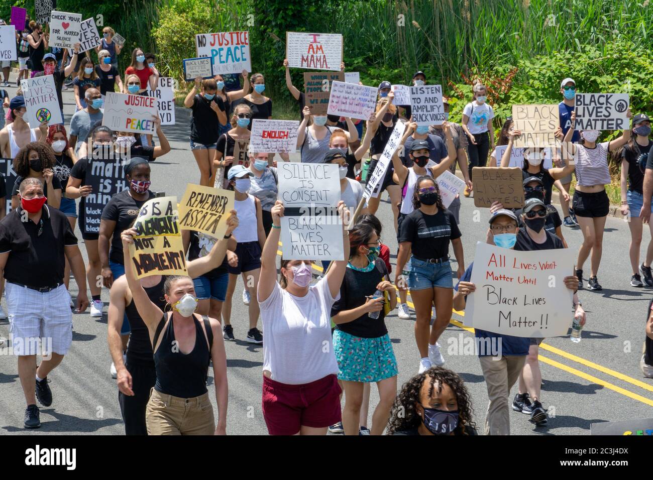 Le dix-septième mars Black Lives Matter Protest George Floyd - énorme foule bloquant la rue tenant des panneaux blm à Teaneck, New Jersey Banque D'Images