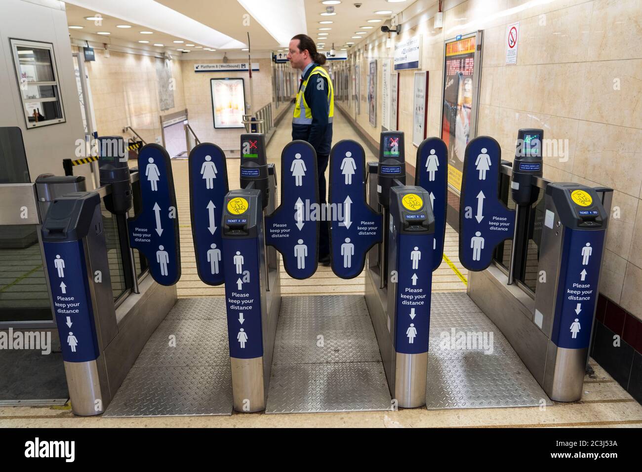 Glasgow, Écosse, Royaume-Uni. 20 juin 2020. Panneaux indiquant la distance sociale aux passagers sur les barrières d'entrée de la gare de Queen Street à Glasgow. Iain Masterton/Alay Live News Banque D'Images