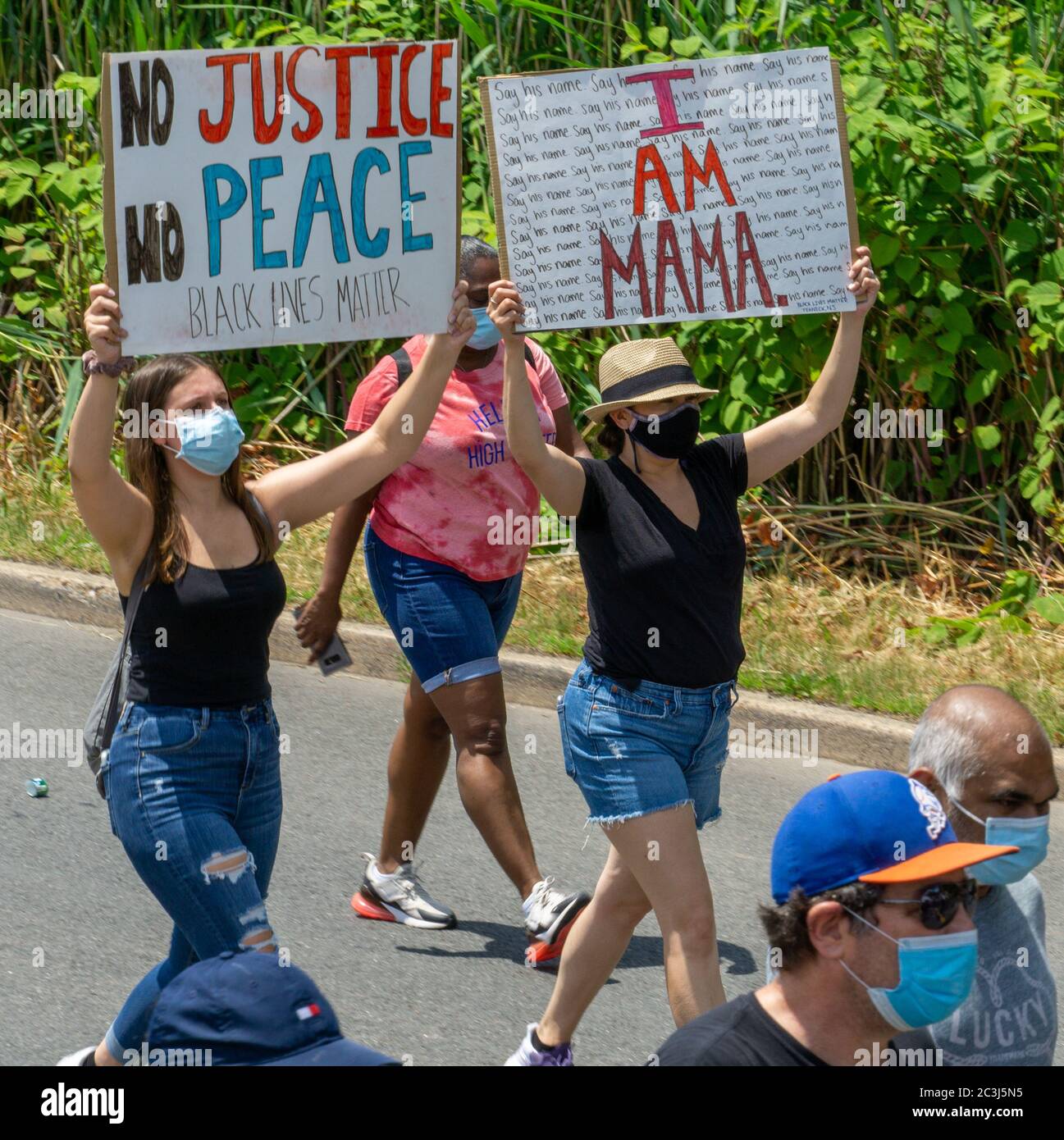 Le dix-septième mars Black Lives Matter Protest - George Floyd - deux femmes marchant des signes - pas de justice pas de paix - Je suis Mama Banque D'Images