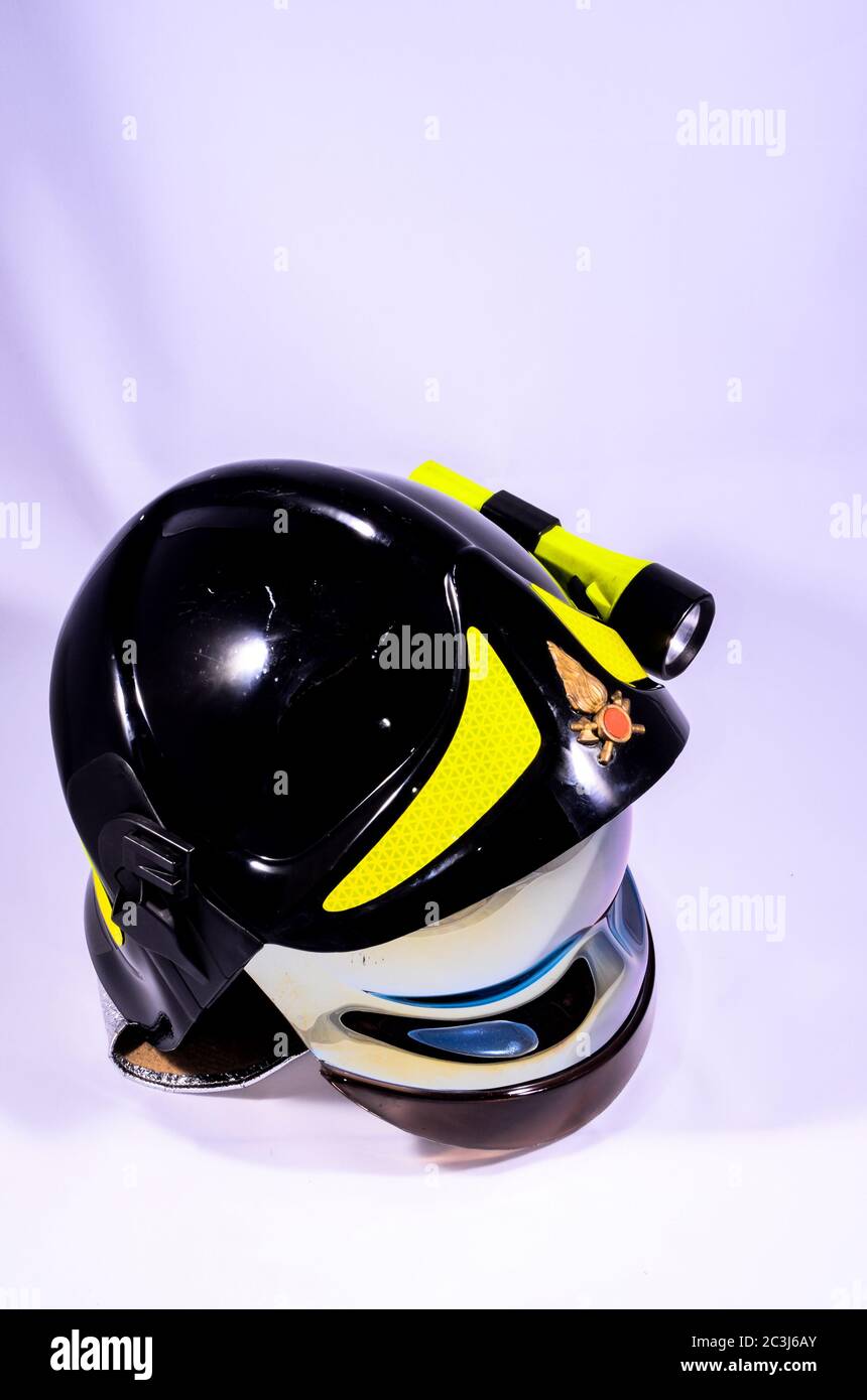 Casque de pompier italien noir sur fond blanc Banque D'Images