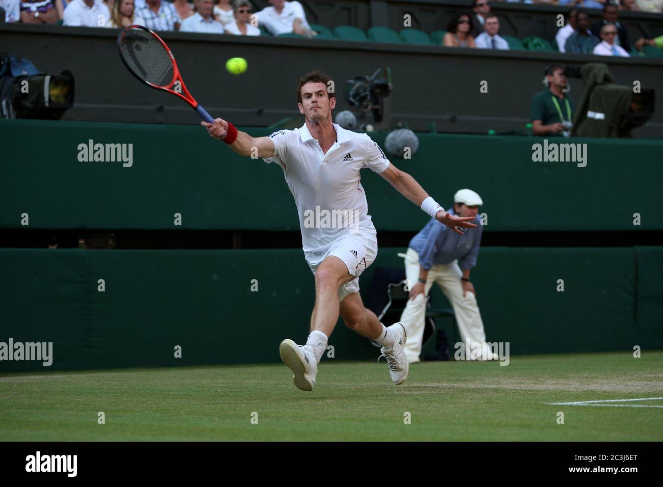 Andy Murray en action lors de son quatrième match contre Sam Querrey à Wimbledon. Banque D'Images