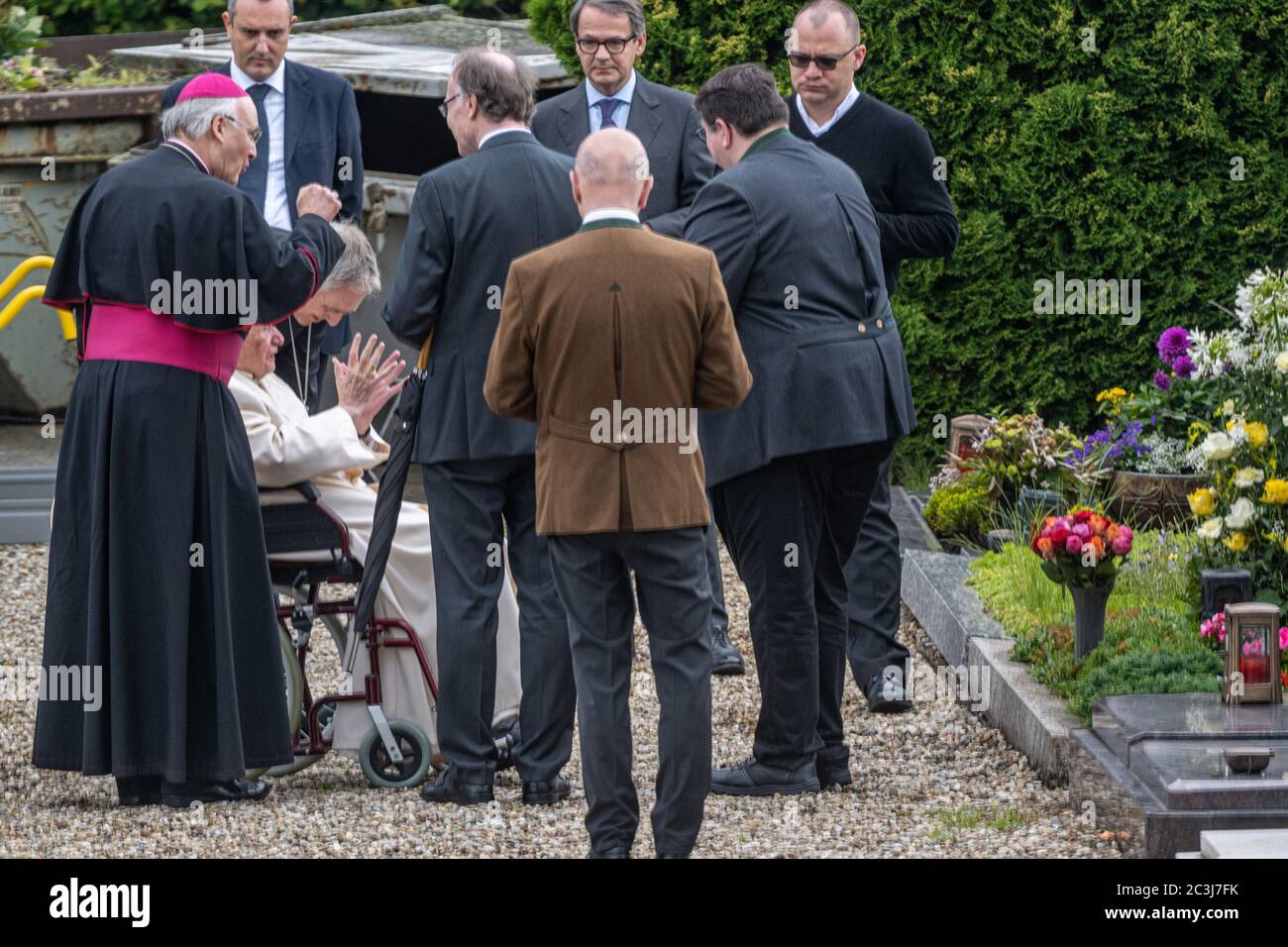 Ratisbonne, Allemagne. 20 juin 2020. Le pape éréitus Benoît XVI (2e à partir de la gauche) visite la tombe de ses parents et de sa sœur en fauteuil roulant au cimetière de Ziegetsdorf près de Regensburg. Benoît XVI restera au moins pour le week-end dans son vieux pays. Crédit : Armin Weigel/dpa/Alay Live News Banque D'Images