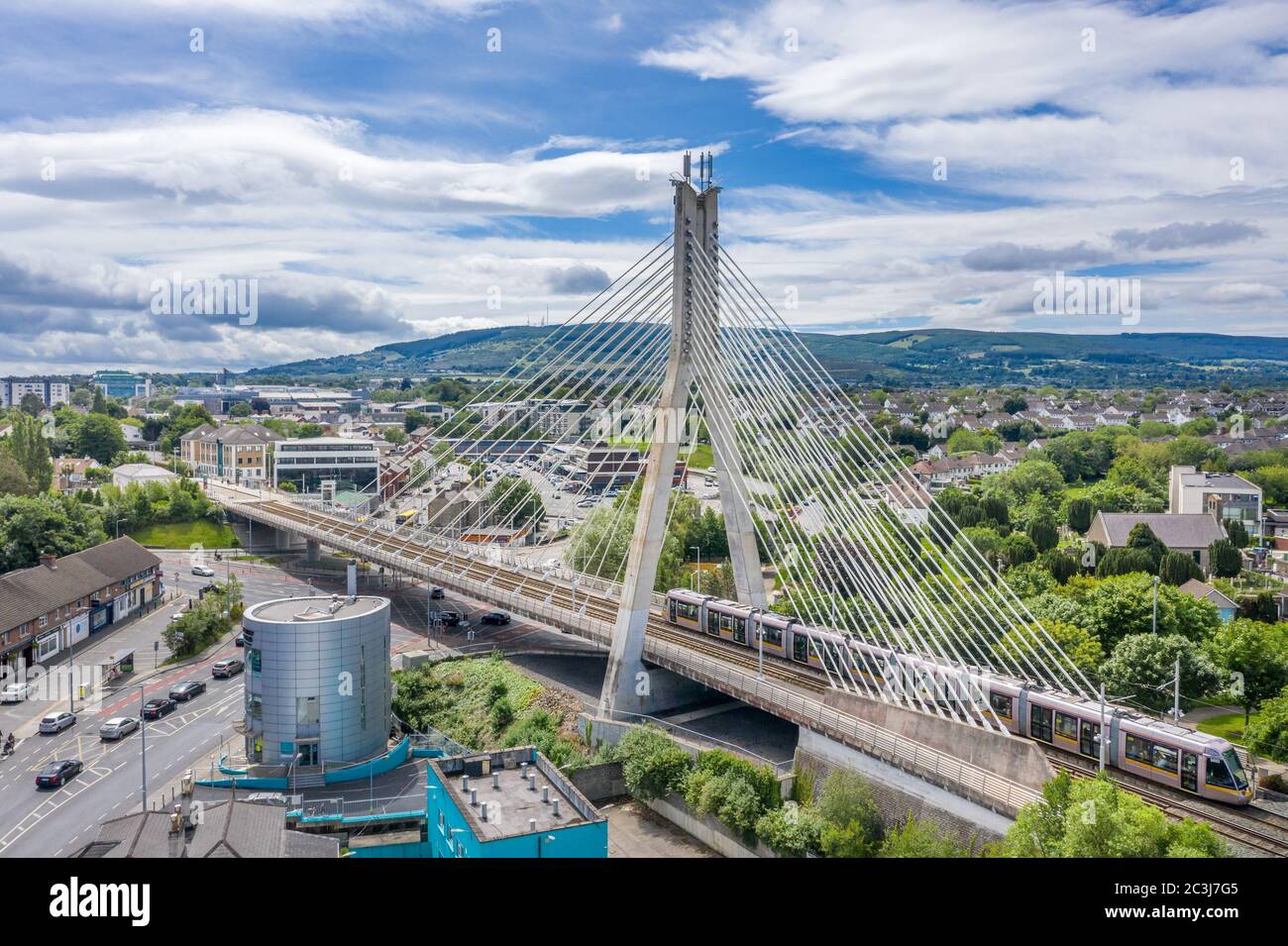 Le pont William Dargan est un pont à câbles à Dundrum, Dublin, en Irlande. Il transporte la ligne de métro LUAS Light Rail en traversant une jonction de route très fréquentée. Banque D'Images