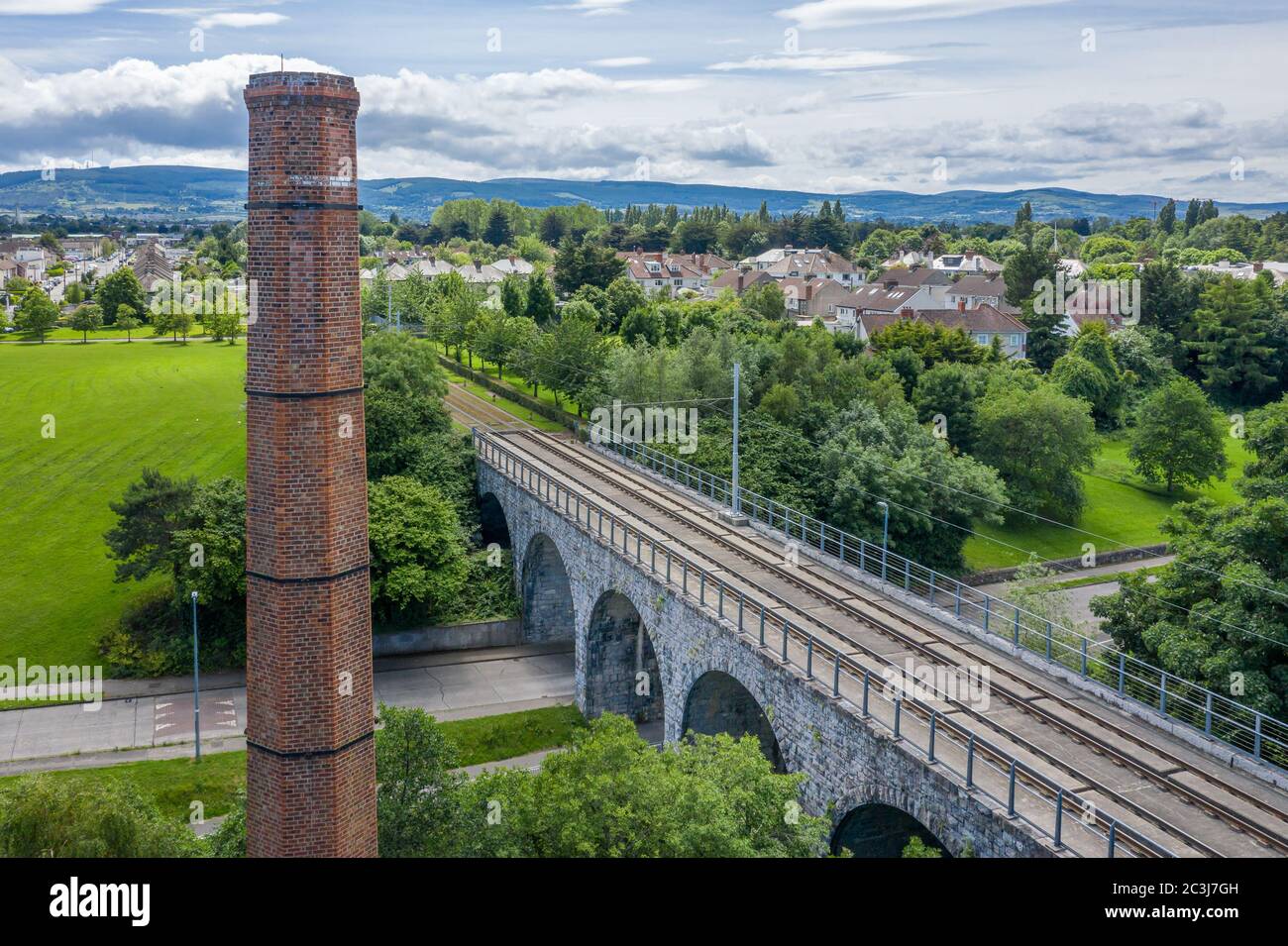 Tramway de la ligne verte Luas traversant le pont Viaduct Nine Arches Bridge au-dessus de la rivière Dsurder à Milltown, Dublin. Banque D'Images