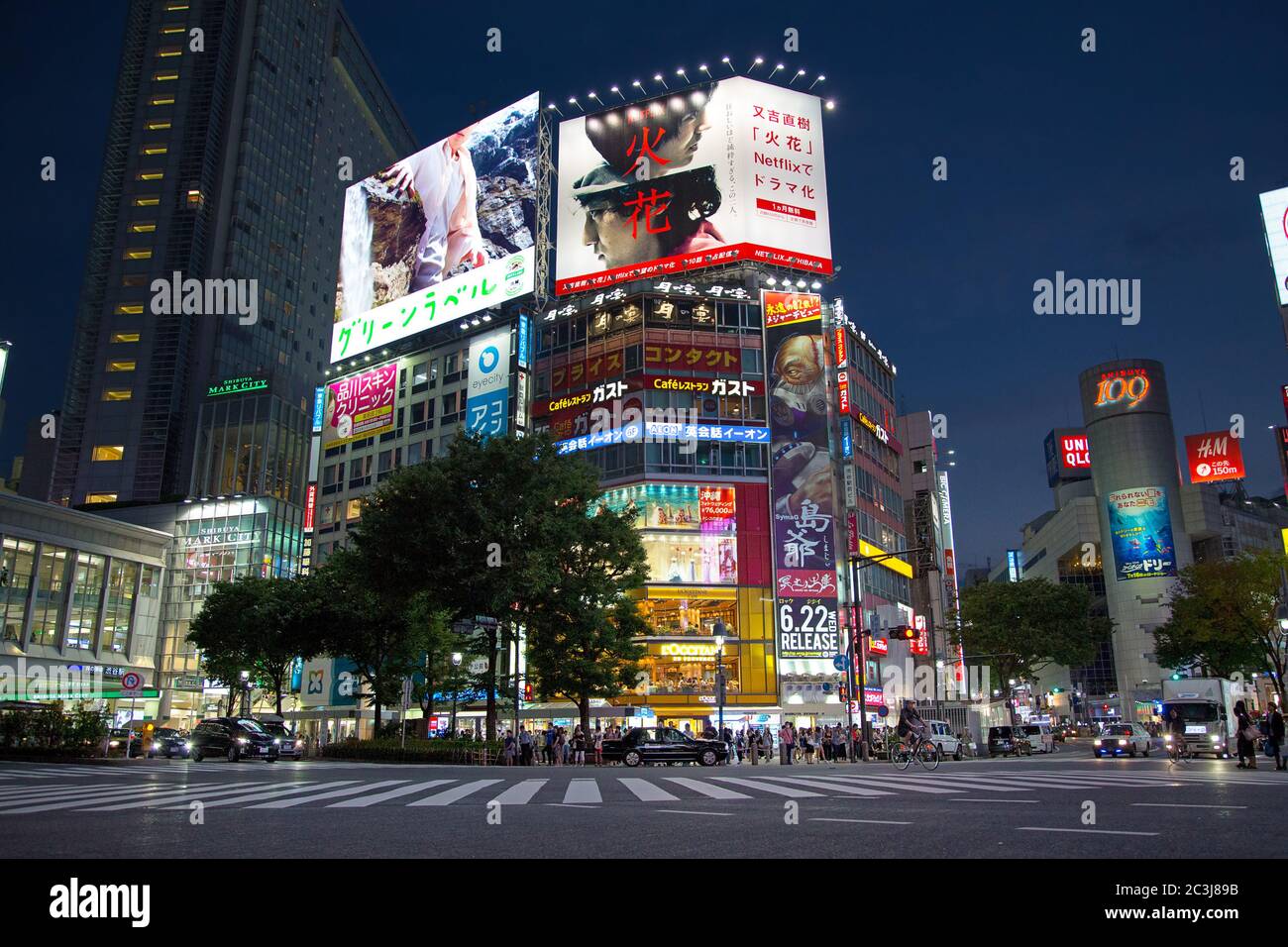 TOKYO, JAPON - 26 JUIN 2016 - prise de vue nocturne de piétons attendant le passage à niveau de Shibuya, surnommé le Scramble. C'est une attraction touristique de premier ordre et o Banque D'Images
