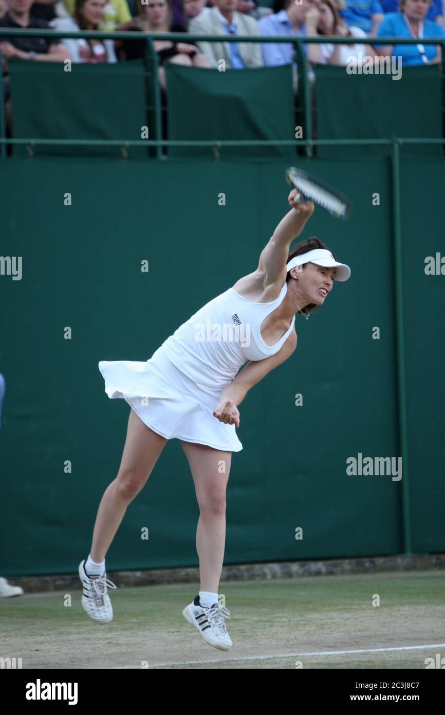 Martina Hingis en action lors du concours de double invitation féminin à Wimbledon, 2010, au cours duquel elle s'est associée à Anna Kournikouva. Banque D'Images