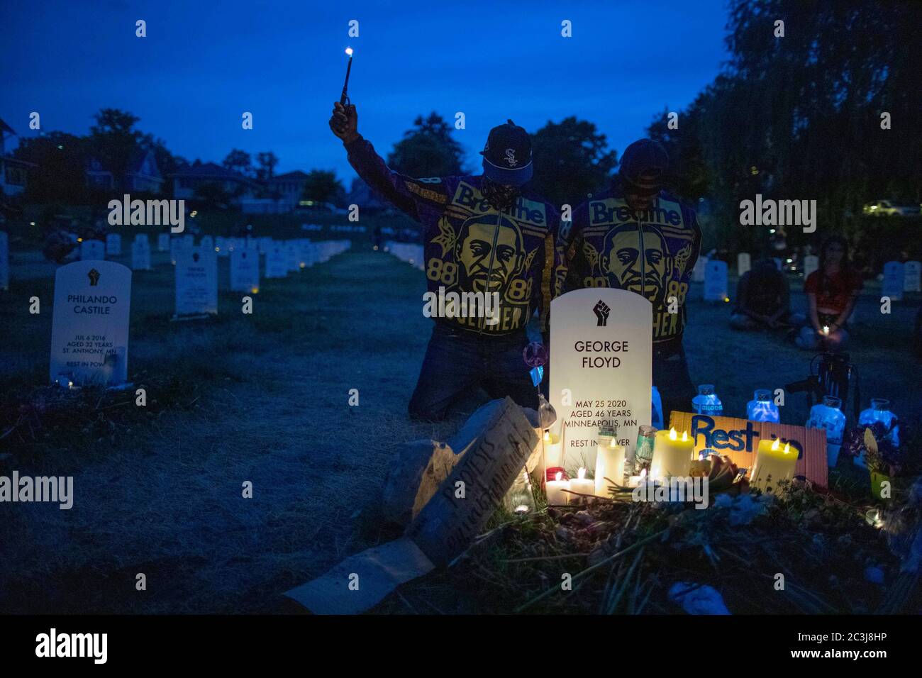 19 juin 2020 : la famille et les amis des proches perdus à la police pleurent à une veillée aux chandelles d'un faux cimetière près du mémorial George Floyd à Minneapolis, Minnesota, le 19 juin 2020. (Image crédit : © Chris JuhnZUMA Wire) Banque D'Images
