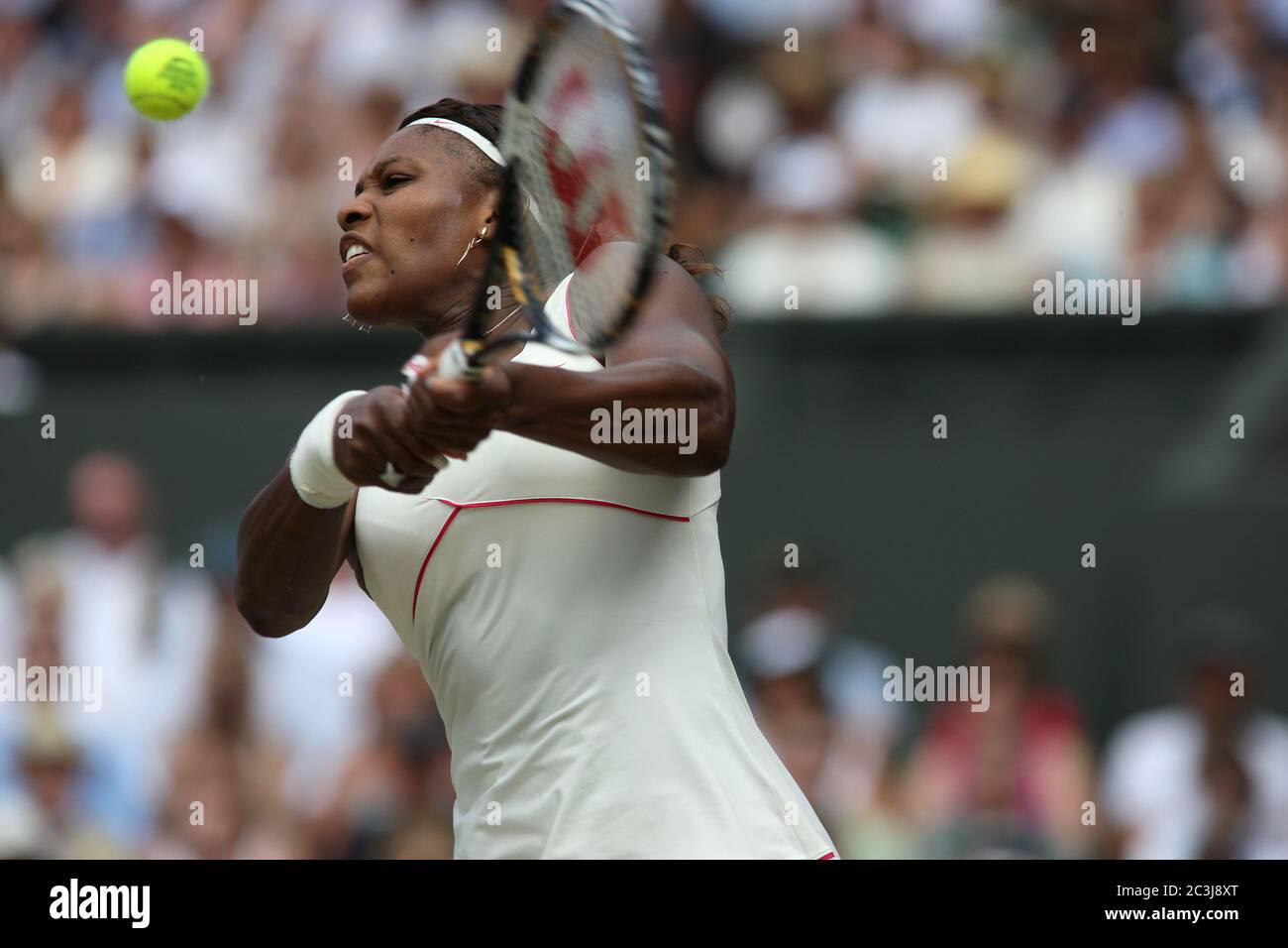 Serena Williams en action sur la voie de la victoire de la finale féminine contre Vera Zvonareva de Russie à Wimbledon 2010 Banque D'Images