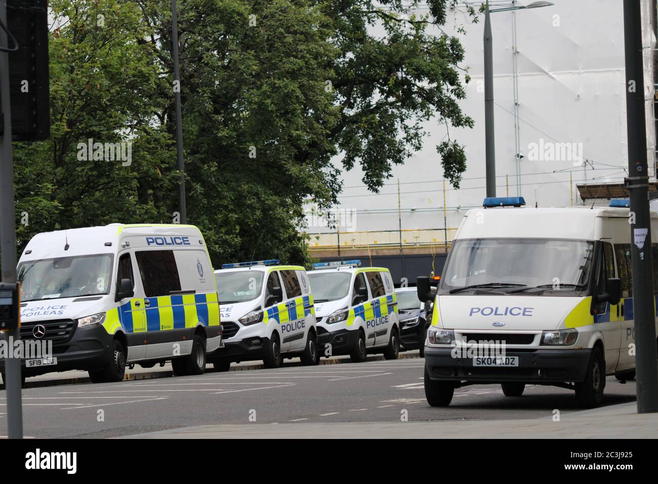 Voitures de police et camionnettes lors d'une démonstration de Black Lives Matter à Édimbourg, en Écosse Banque D'Images