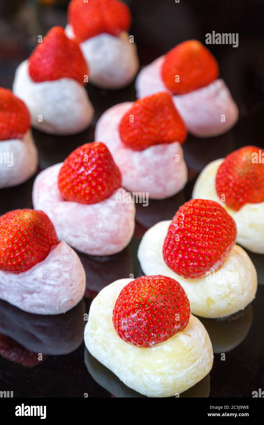 Mochi frais aux fraises à vendre sur un marché de rue de Tokyo. Le mochi est un dessert à base de riz japonica, apprécié toute l'année mais particulièrement au japonais Banque D'Images
