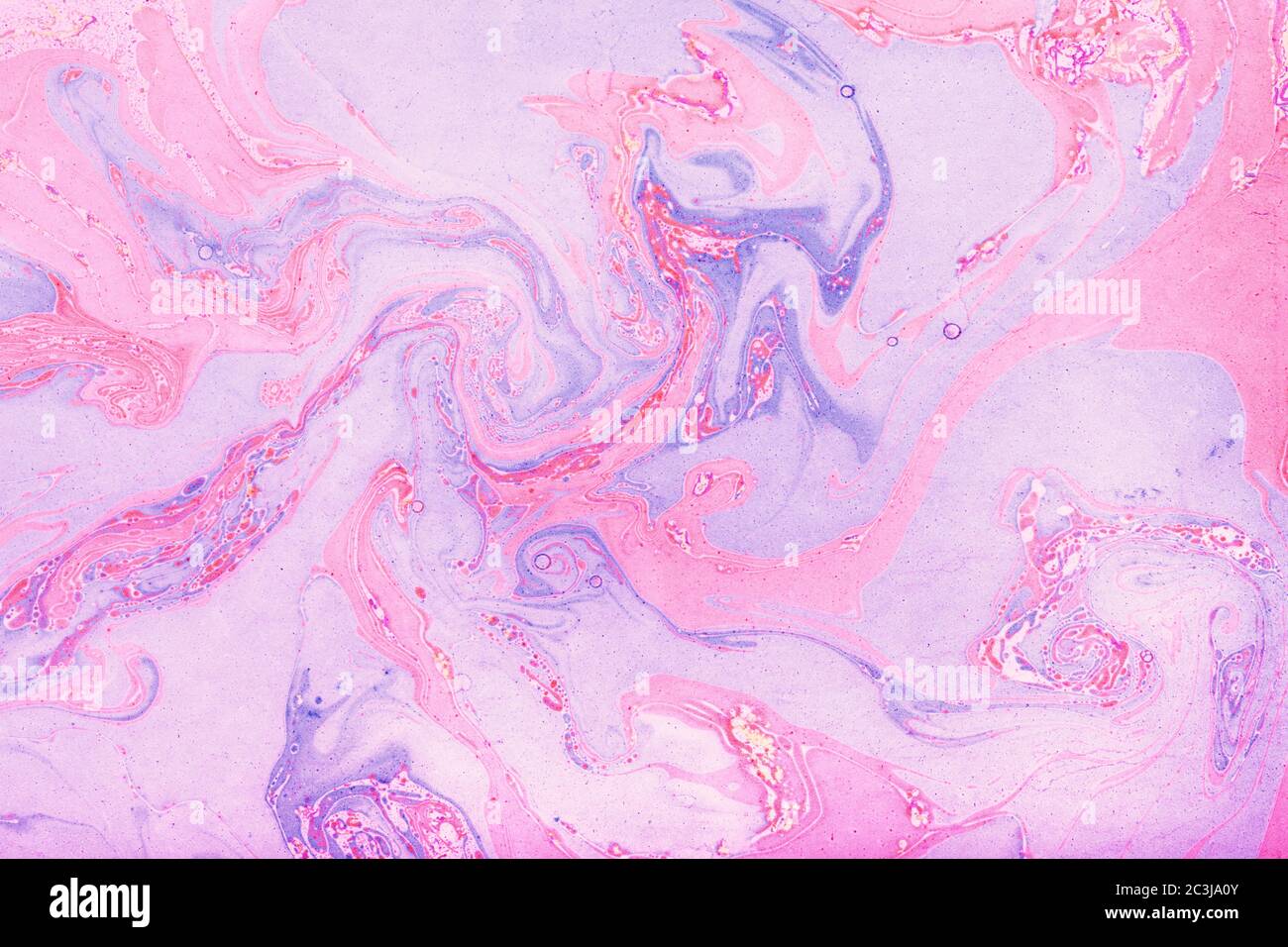 Arrière-plan abstrait fait de papier marbré à la main, d'encres roses et violettes Banque D'Images