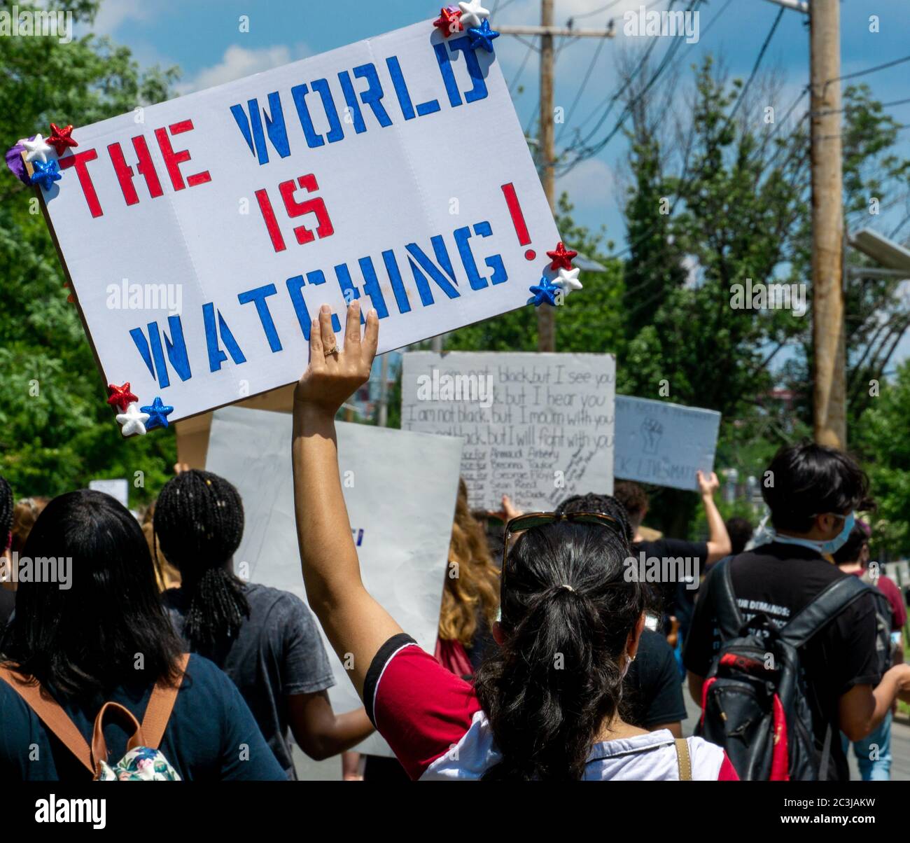 Le dix-septième mars, les vies noires comptent George Floyd proteste - le monde entier regarde - un groupe de manifestants tenant des panneaux en descendant la rue à Teanec Banque D'Images