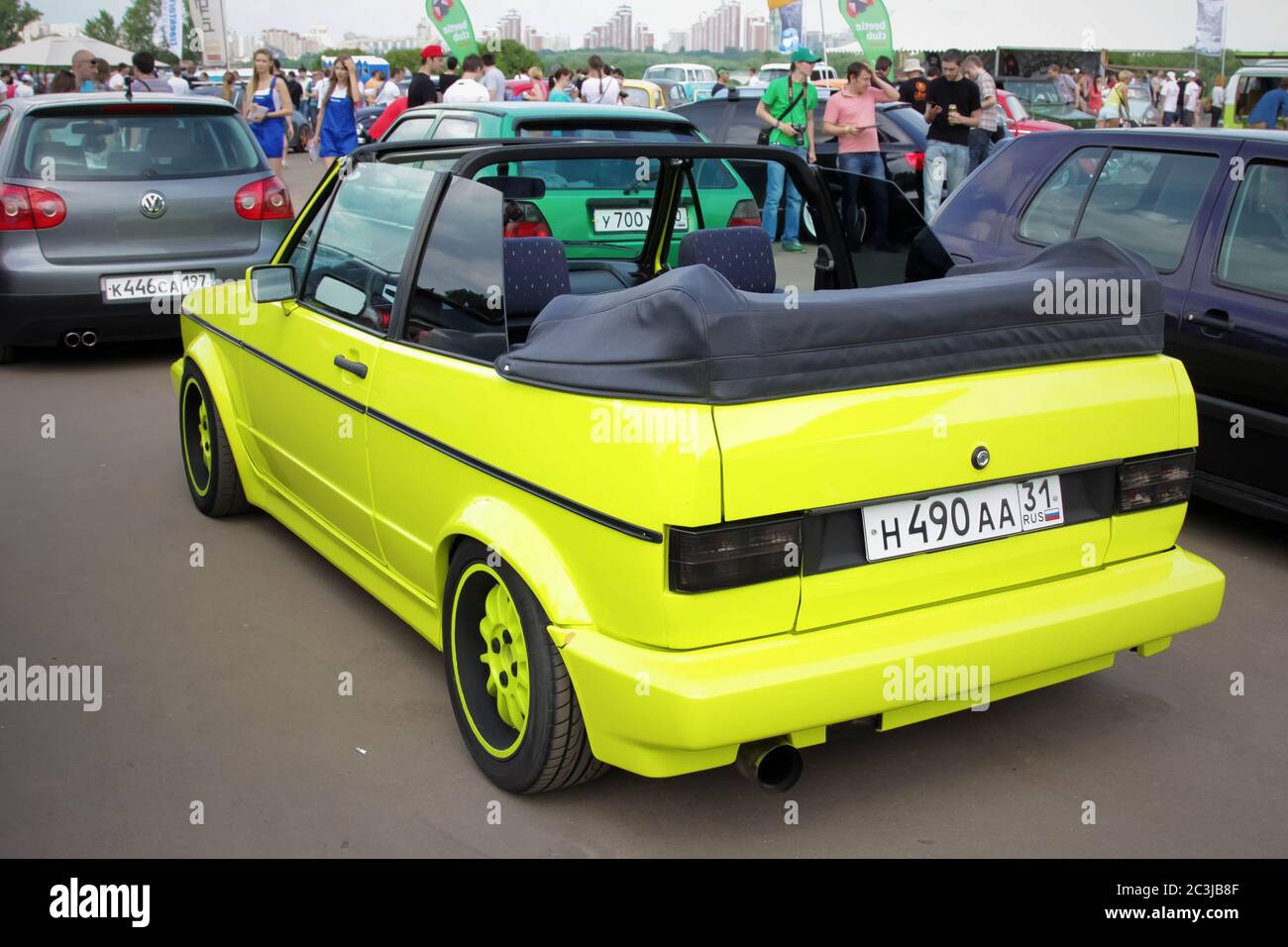 Moscou. Russie - 20 mai 2019: Syntonisé Classic Volkswagen Golf mk 1 convertible en couleur lime garée dans la rue. Banque D'Images