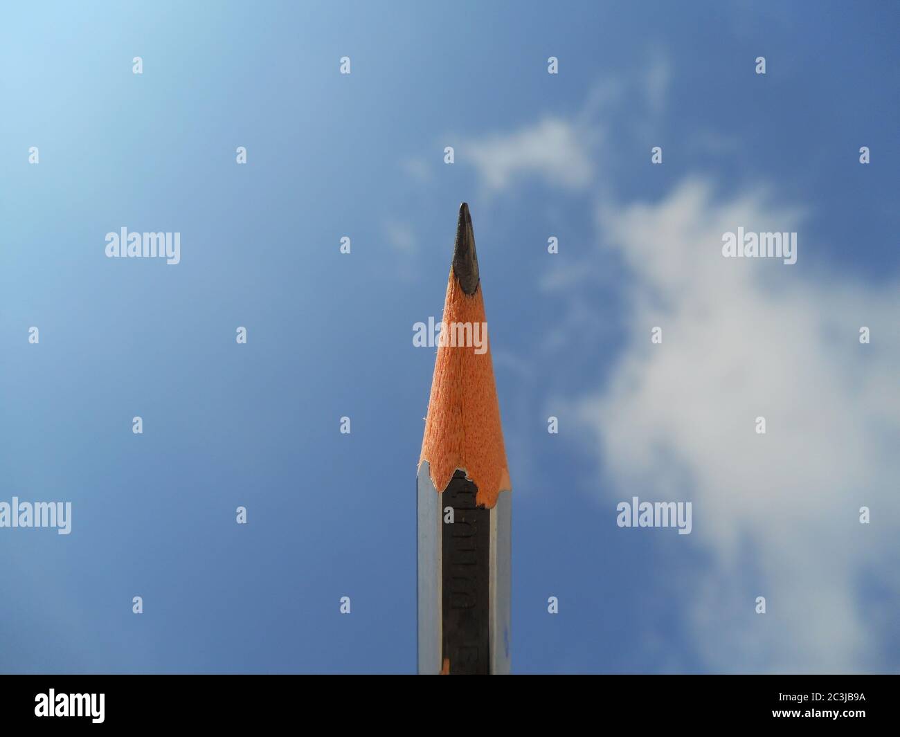 gros plan du crayon, sur le portrait d'arrière-plan du soleil, du ciel. Banque D'Images