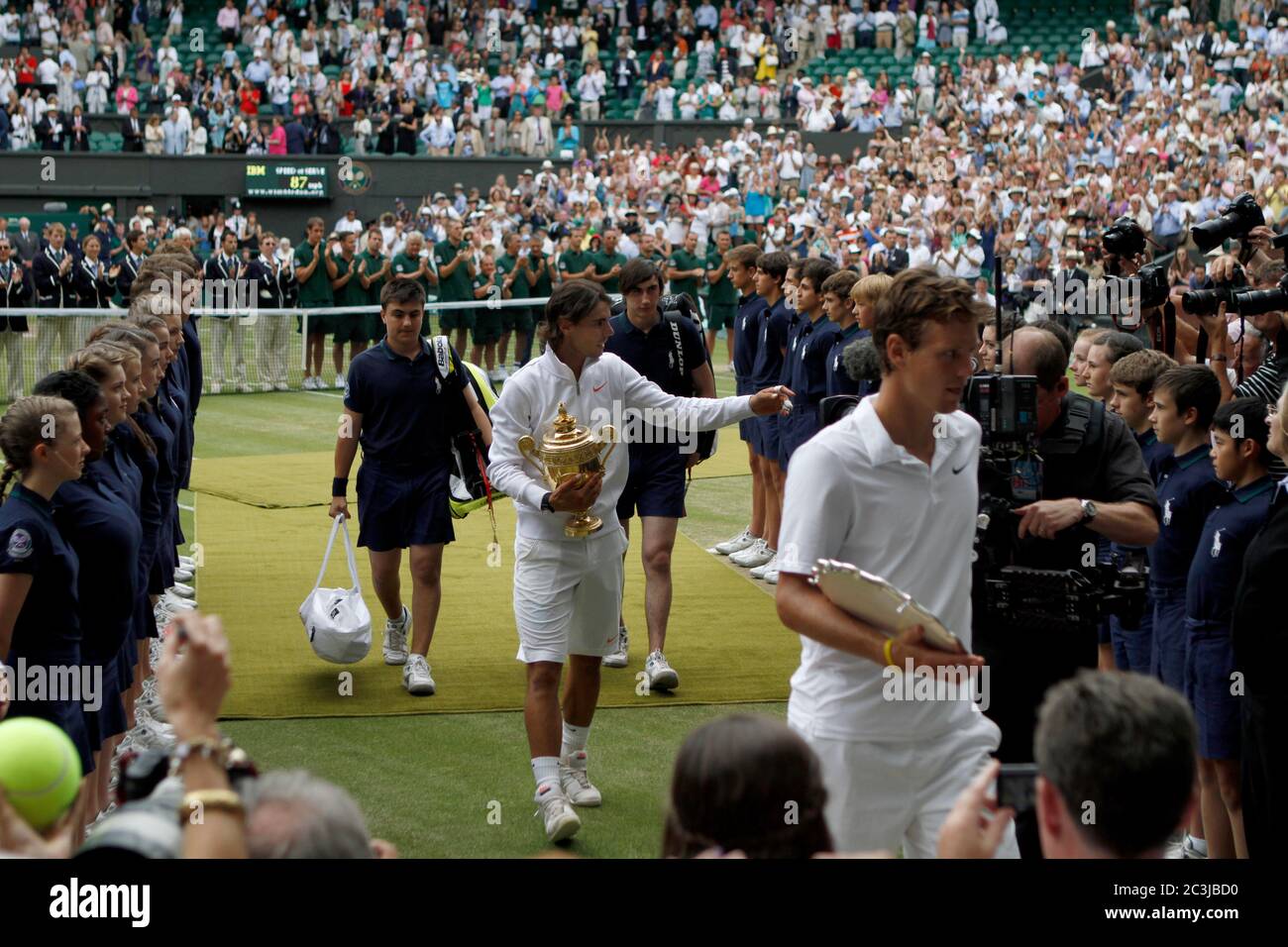 Rafael Nadal quitte le terrain avec son trophée après avoir battu Tomas Berdych pour gagner la finale des singles hommes 2010 à Wimbledon. Banque D'Images