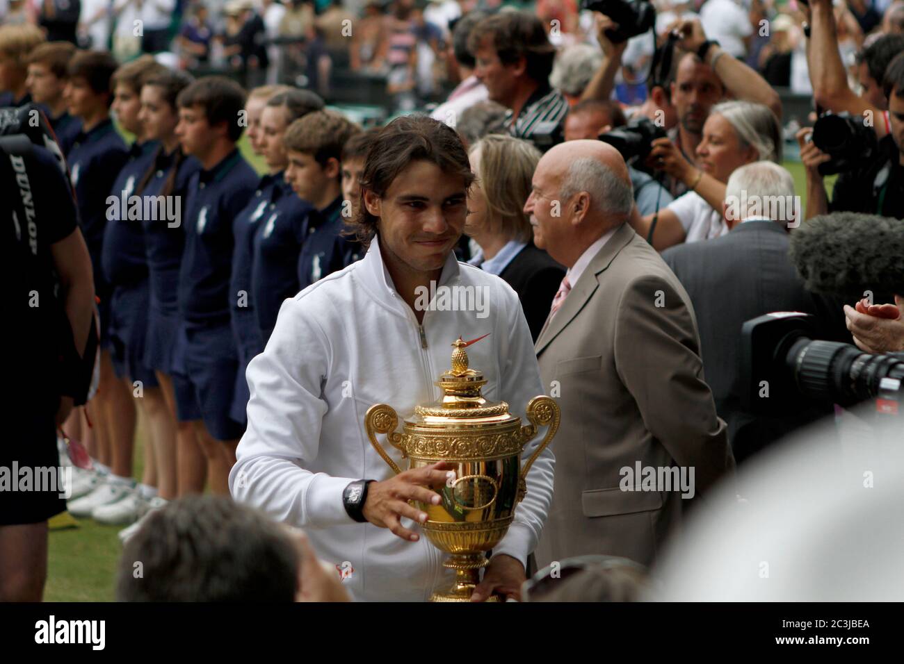 Rafael Nadal quitte le terrain avec son trophée après avoir battu Tomas Berdych pour gagner la finale des singles hommes 2010 à Wimbledon. Banque D'Images