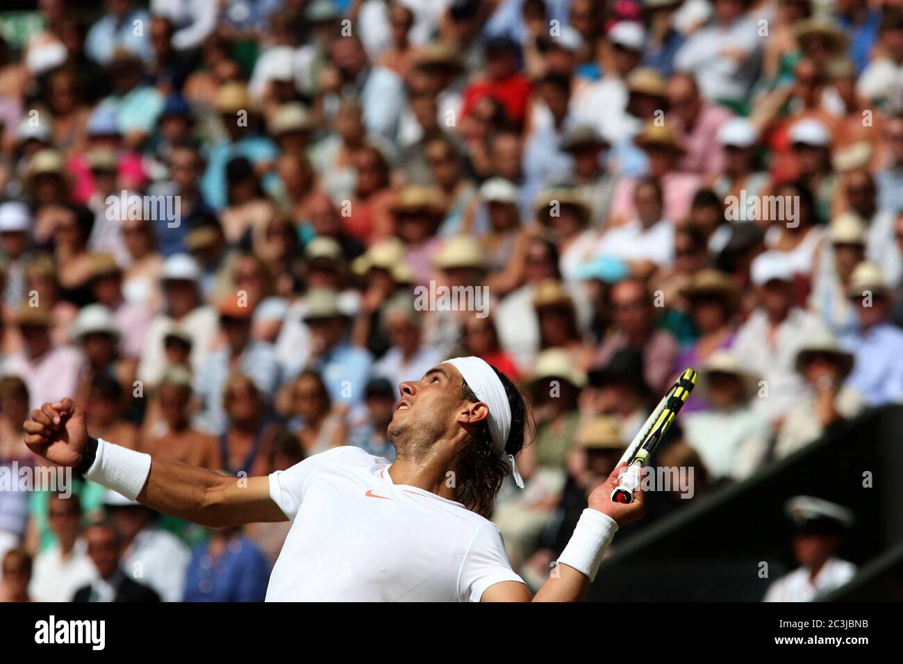 Rafael Nadal est en route pour remporter la finale masculine à Wimbledon contre Tomas Berdych en 2010. Banque D'Images