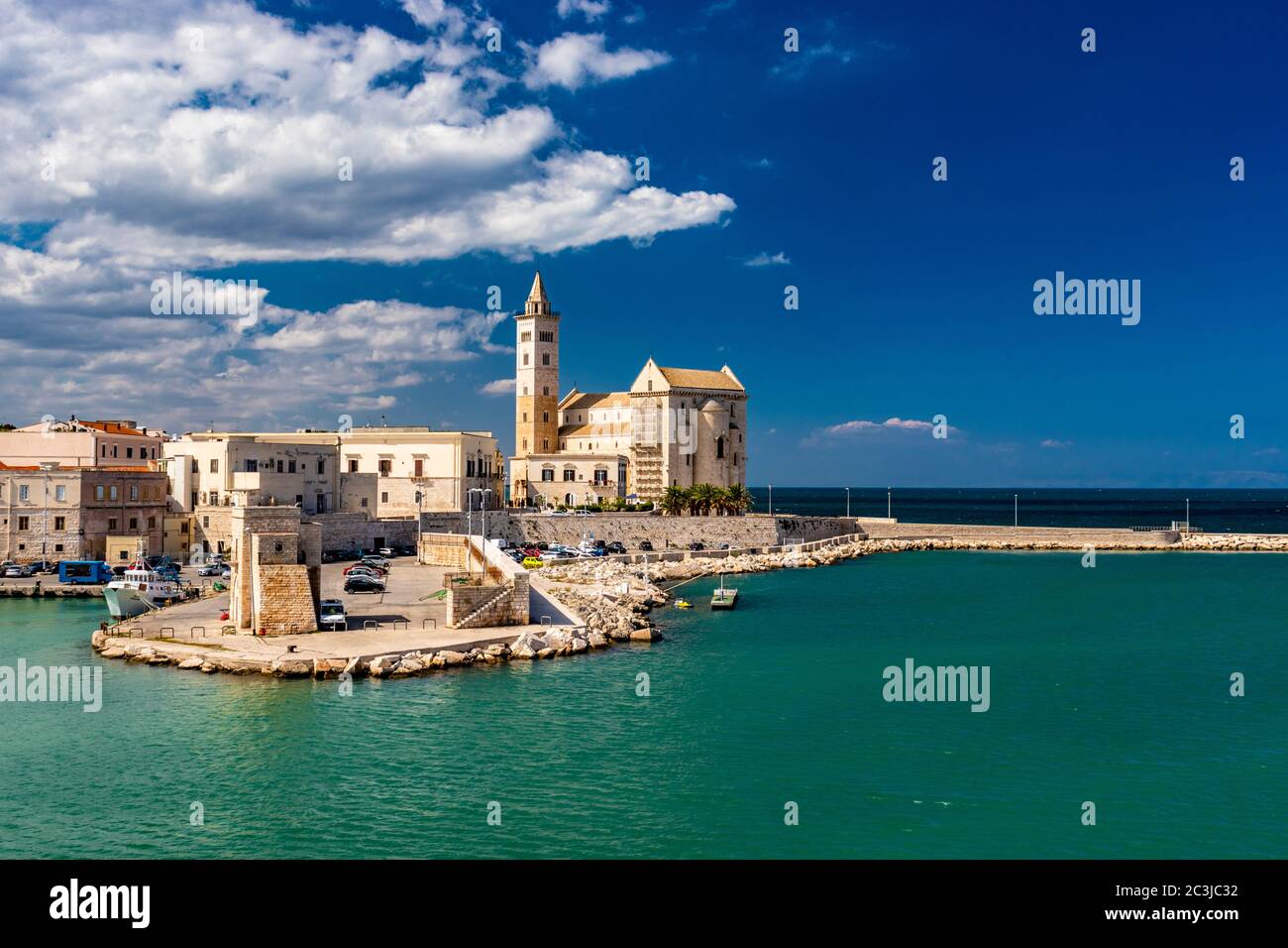 La magnifique basilique romane de la cathédrale de San Nicola Pellegrino, à Trani. Construction en pierre calcaire, rose et blanche. Une arche pointue u Banque D'Images