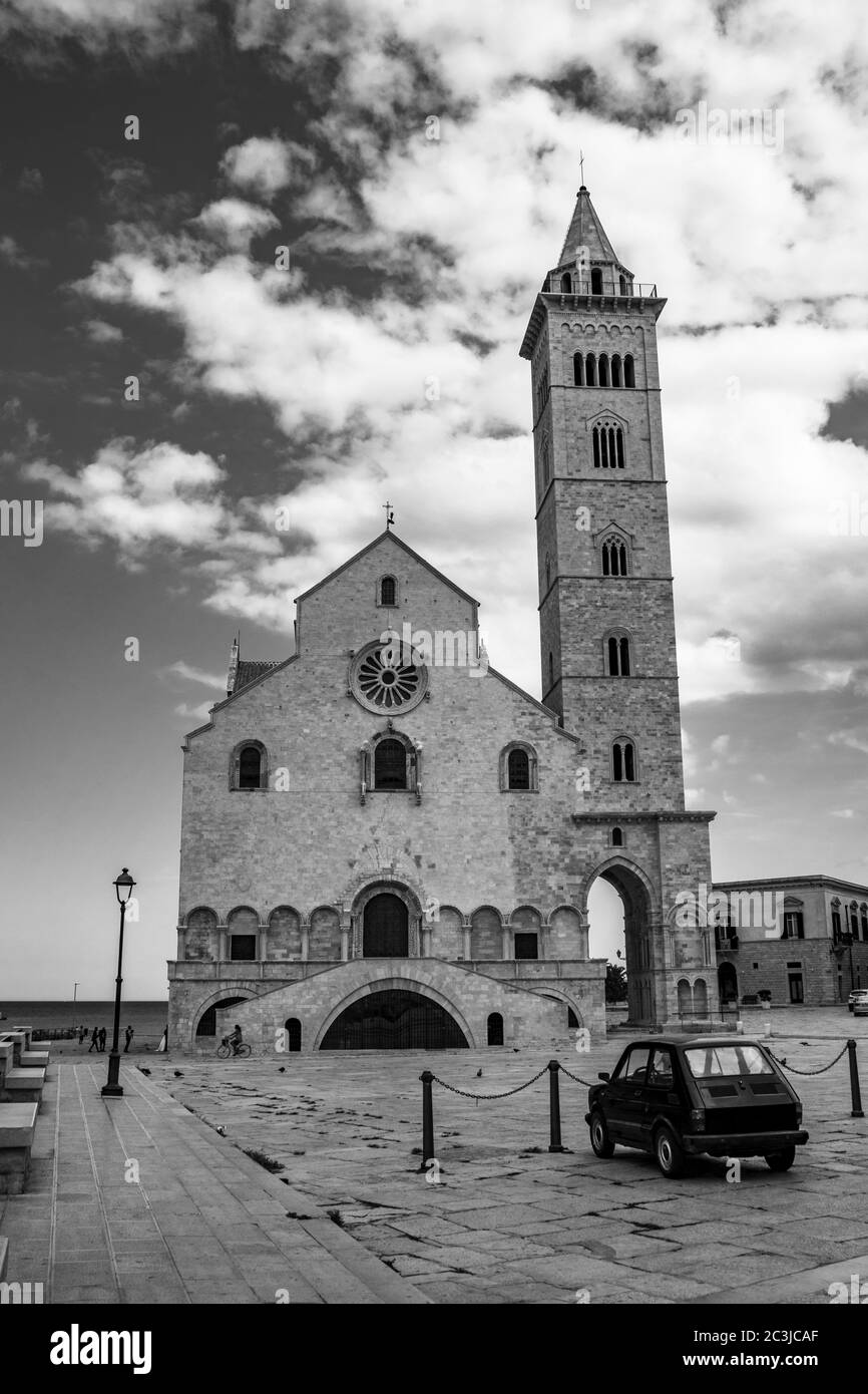 La magnifique basilique romane de la cathédrale de San Nicola Pellegrino, à Trani. Construction en pierre calcaire, rose et blanche. Une arche pointue u Banque D'Images