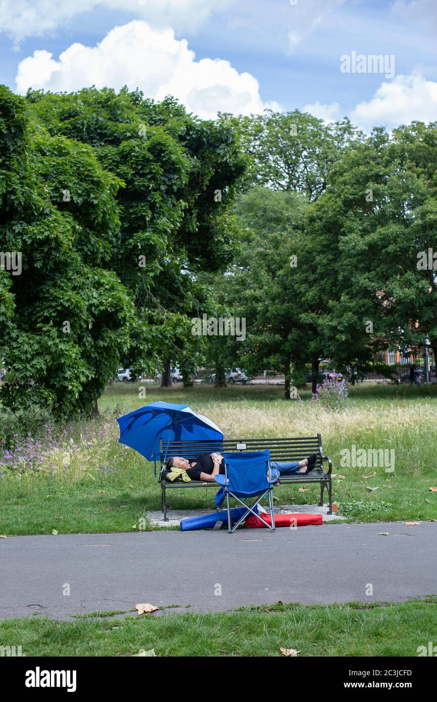 Brockwell Park, Londres, Angleterre. 20 juin 2020. Une femme dormant sur un banc de parc à Brockwell Park, près de Brixton et de Herne Hill dans le sud de Londres, alors que le gouvernement britannique relâche de façon significative les lois sur le blocage du coronavirus à partir du lundi 15 juin. (Photo de Sam Mellish / Alamy Live News) Banque D'Images