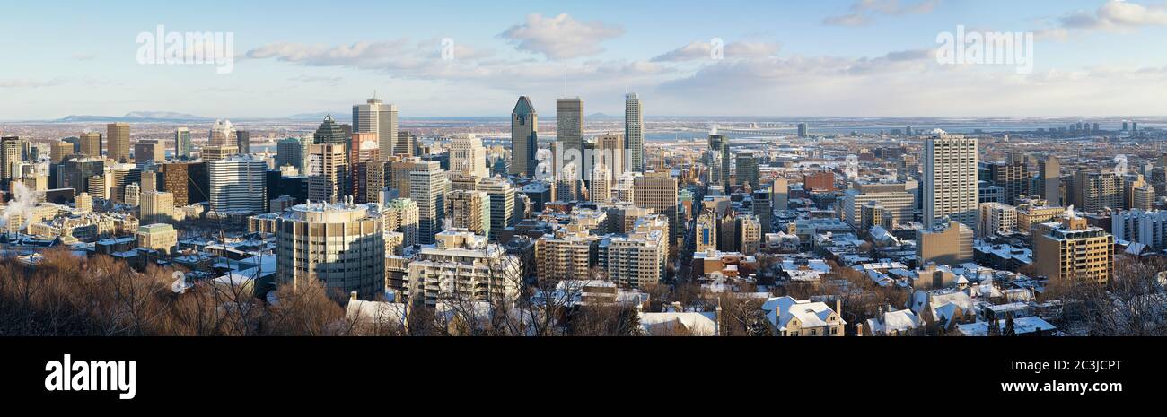 Panorama de Montréal en hiver, vu du Mont-Royal. Quartier du centre-ville avec le fleuve Saint-Laurent en arrière-plan. Lumière du début de soirée. Banque D'Images