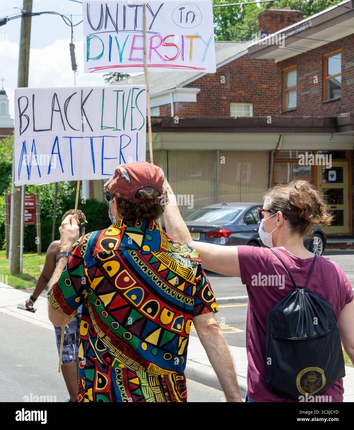 Le dix-septième mars, des vies noires comptent protester George Floyd - couple protestant ensemble en marchant dans les rues et en tenant des panneaux Unity dans Diversity Black li Banque D'Images