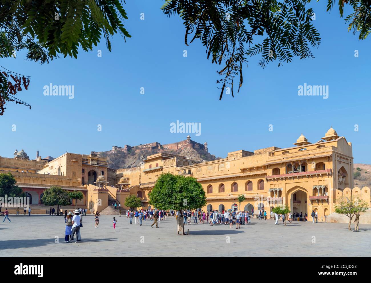 Le Jaleb Chowk (cour principale) avec le fort Jaigarh derrière, le fort Amber (fort Amer), Jaipur, Rajasthan, Inde Banque D'Images